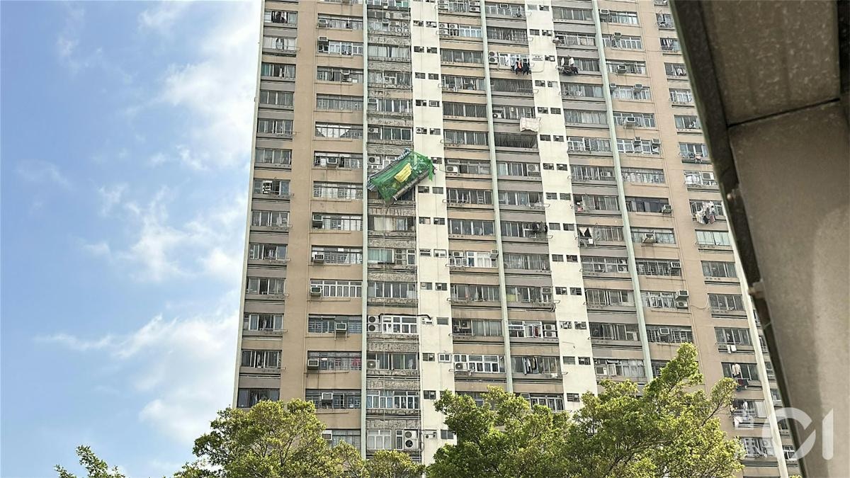 荃灣吊船傾側工人被困半空　房署懷疑摩打故障肇禍　勒令暫停工程