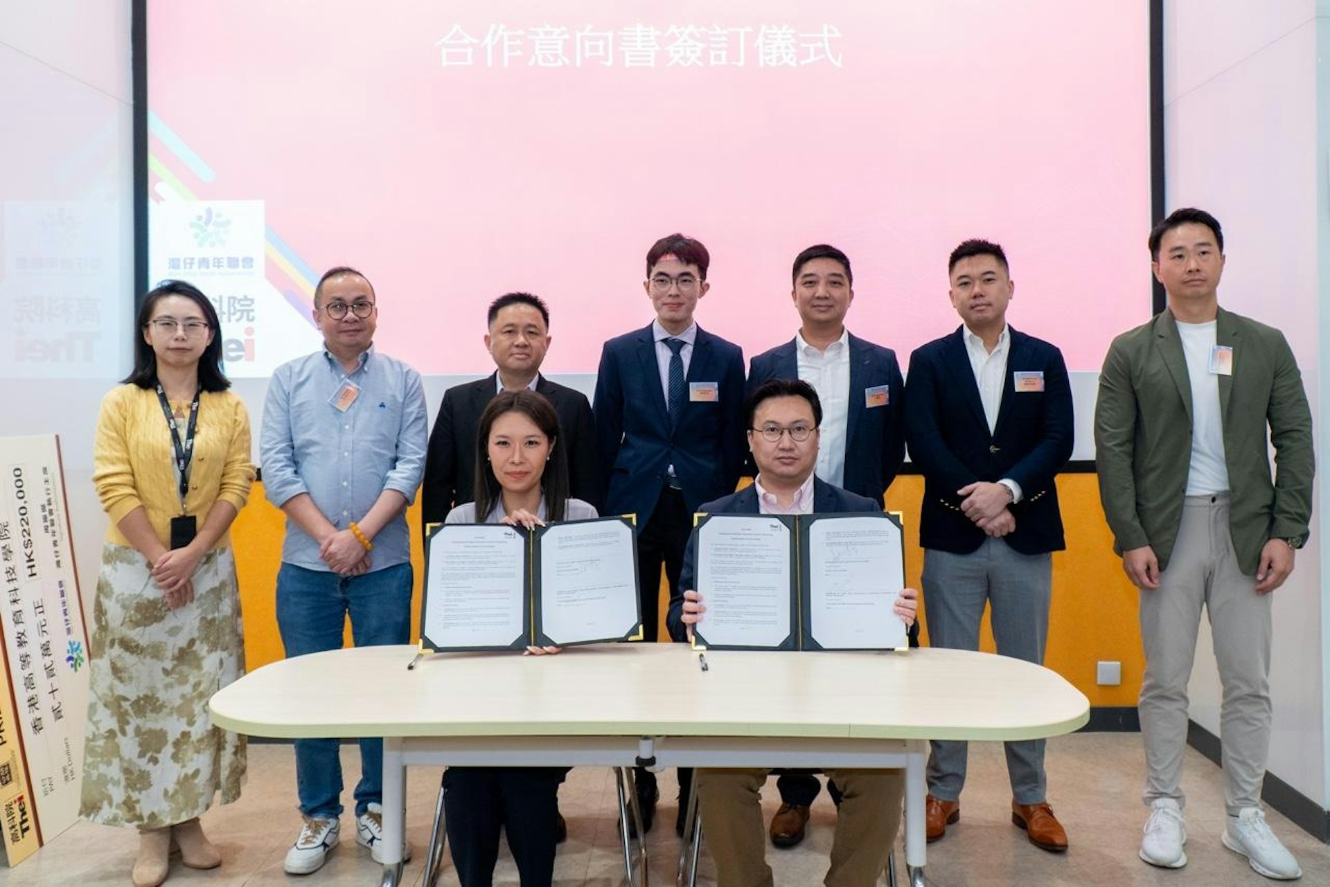 12月6日,灣仔青年聯會主席的宋芝齡及THEi高科院(香港高等教育科技學院)酒店餐飲及工商管理學系助理教授陳溢謙簽訂合作意向書。(大會提供) 12月6日,灣仔青年聯會主席的宋芝齡及THEi高科院(香港高等教育科技學院)酒店餐飲及工商管理學系助理教授陳溢謙簽訂合作意向書。(大會提供)