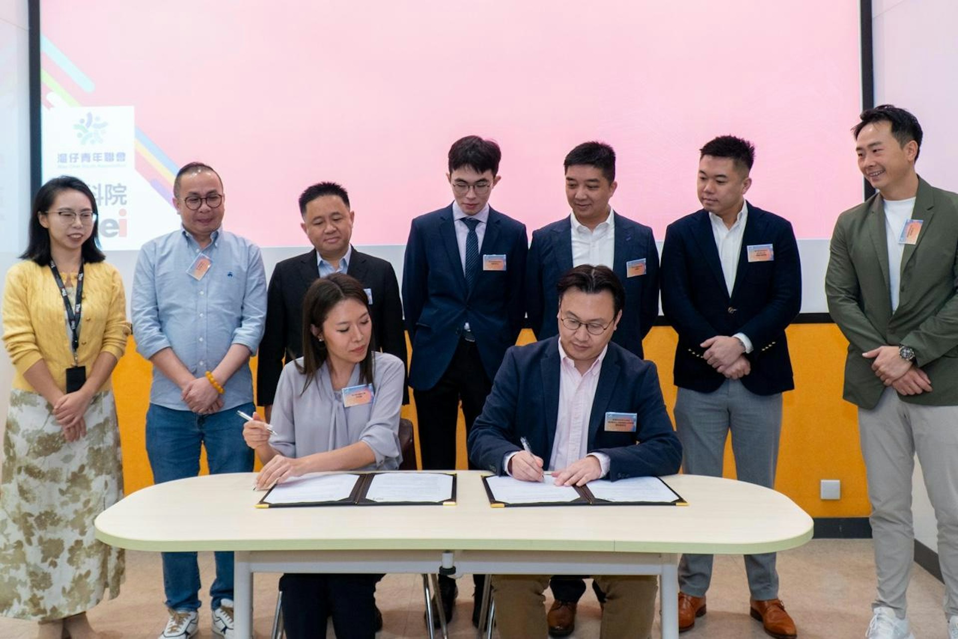 12月6日,灣仔青年聯會主席的宋芝齡及THEi高科院(香港高等教育科技學院)酒店餐飲及工商管理學系助理教授陳溢謙簽訂合作意向書。(大會提供) 12月6日,灣仔青年聯會主席的宋芝齡及THEi高科院(香港高等教育科技學院)酒店餐飲及工商管理學系助理教授陳溢謙簽訂合作意向書。(大會提供)