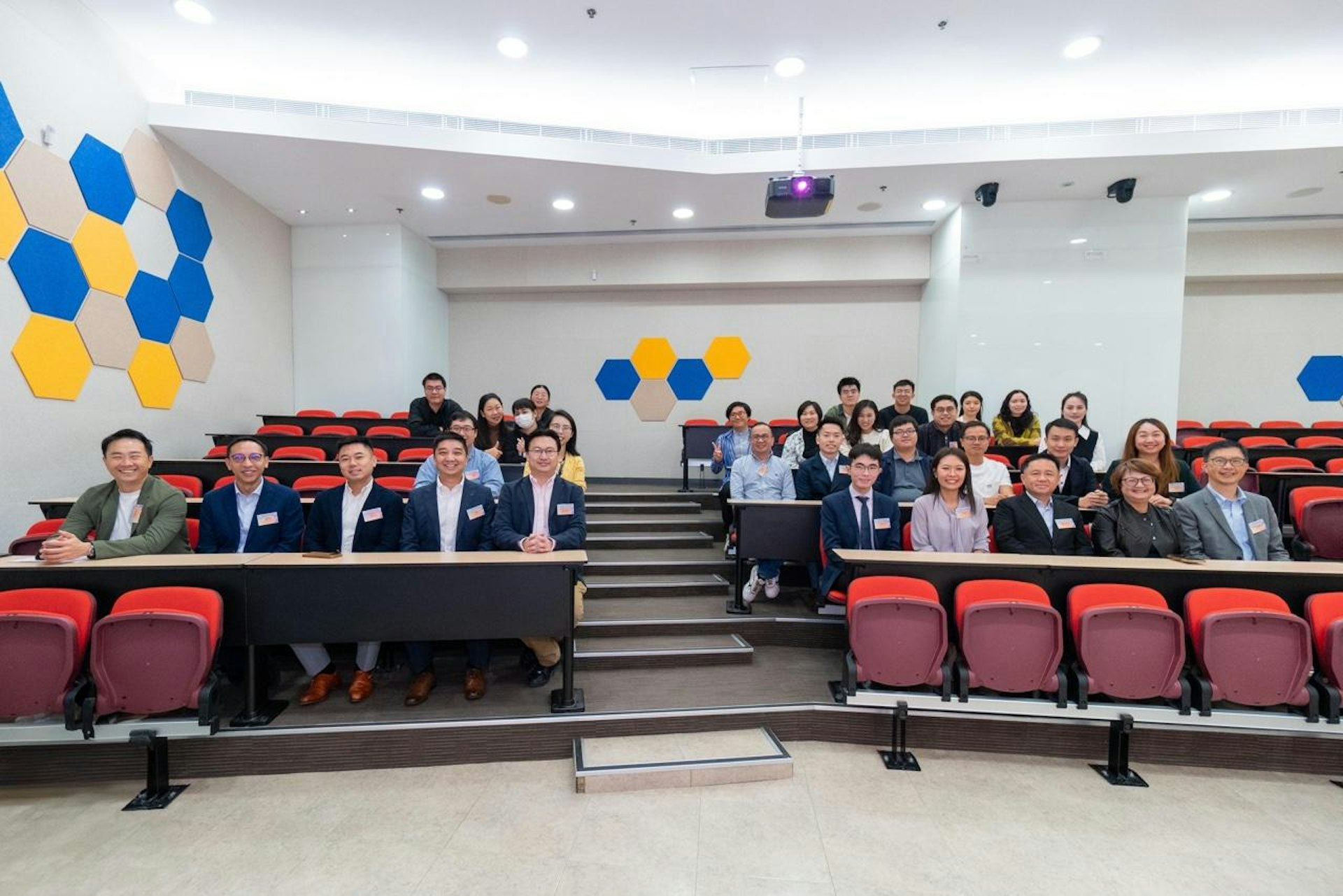 12月6日,灣仔青年聯會主席的宋芝齡及THEi高科院(香港高等教育科技學院)酒店餐飲及工商管理學系助理教授陳溢謙簽訂合作意向書。(大會提供) 12月6日,灣仔青年聯會主席的宋芝齡及THEi高科院(香港高等教育科技學院)酒店餐飲及工商管理學系助理教授陳溢謙簽訂合作意向書。(大會提供)