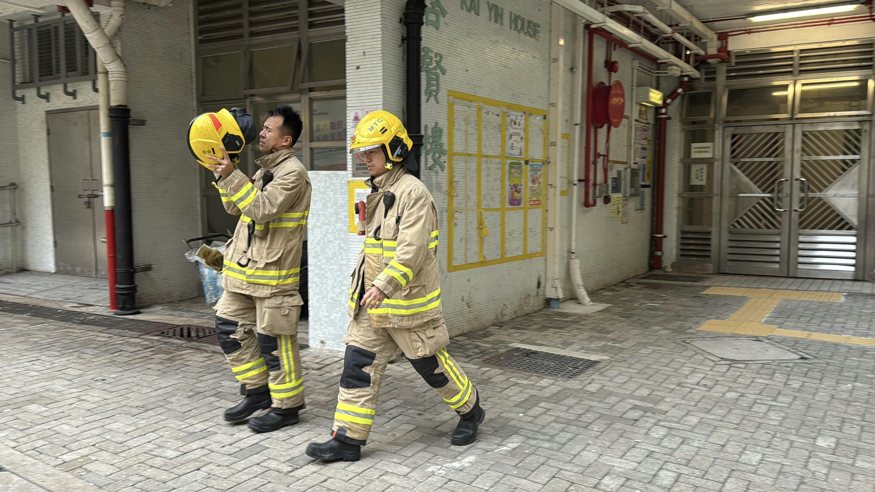 消防員在場調查事件。（翁鈺輝攝）