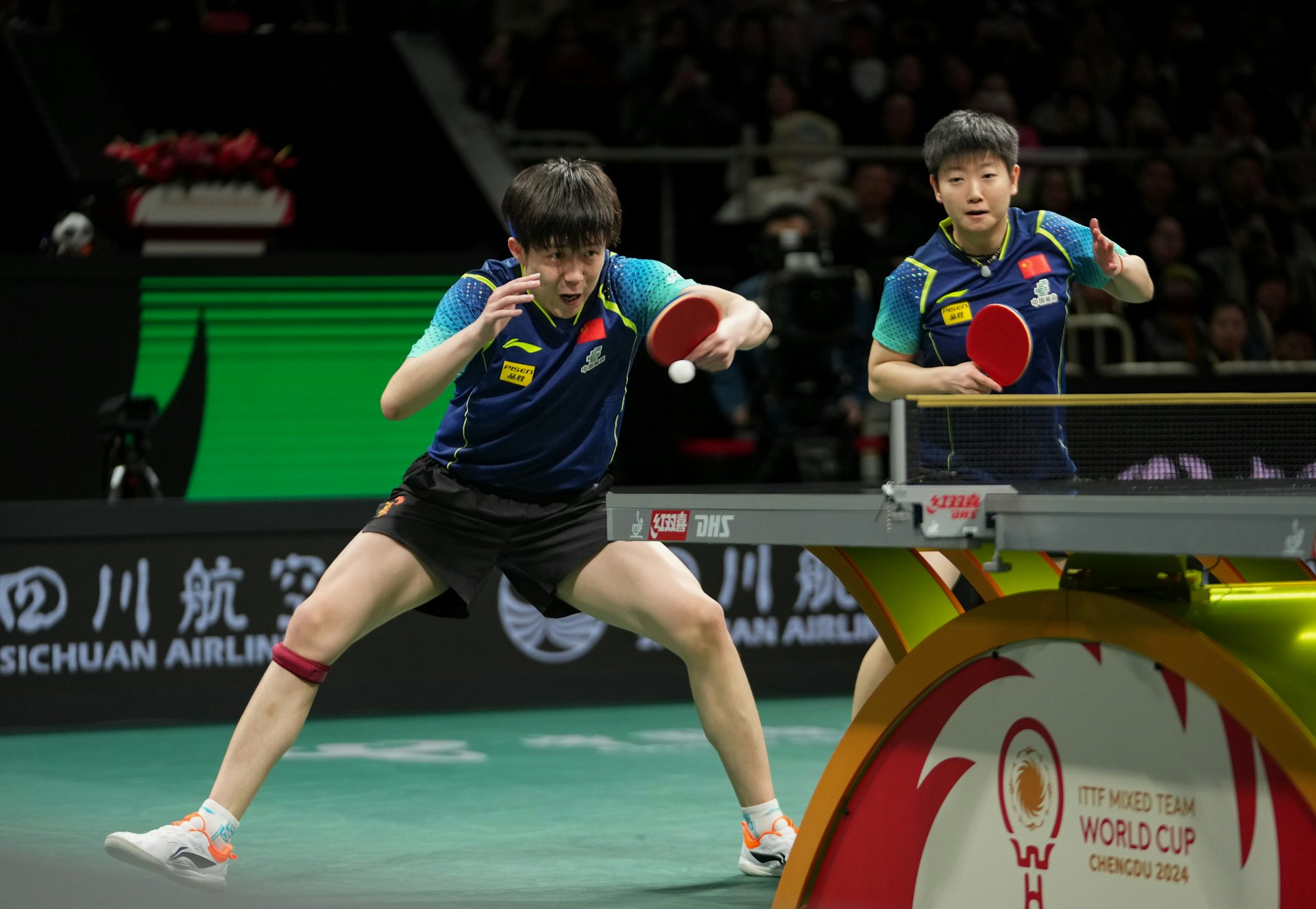 王楚欽(左)和孫穎莎(右)在巴黎奧運後首度合作出戰混雙。(新華社) 王楚欽(左)和孫穎莎(右)在巴黎奧運後首度合作出戰混雙。(新華社)