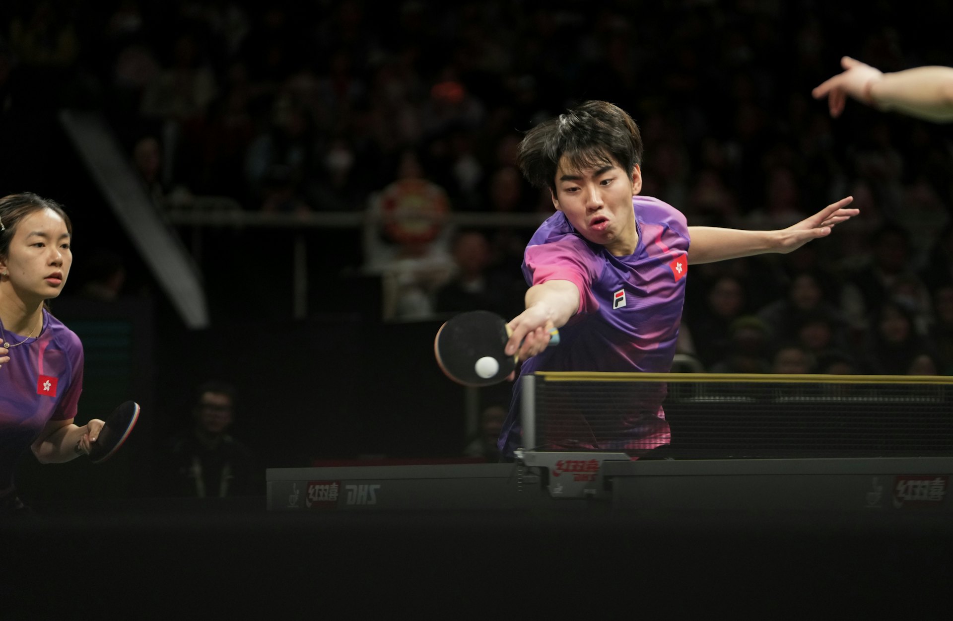 港隊由吳詠琳(左)和姚鈞濤(右)應戰。(新華社) 港隊由吳詠琳(左)和姚鈞濤(右)應戰。(新華社)