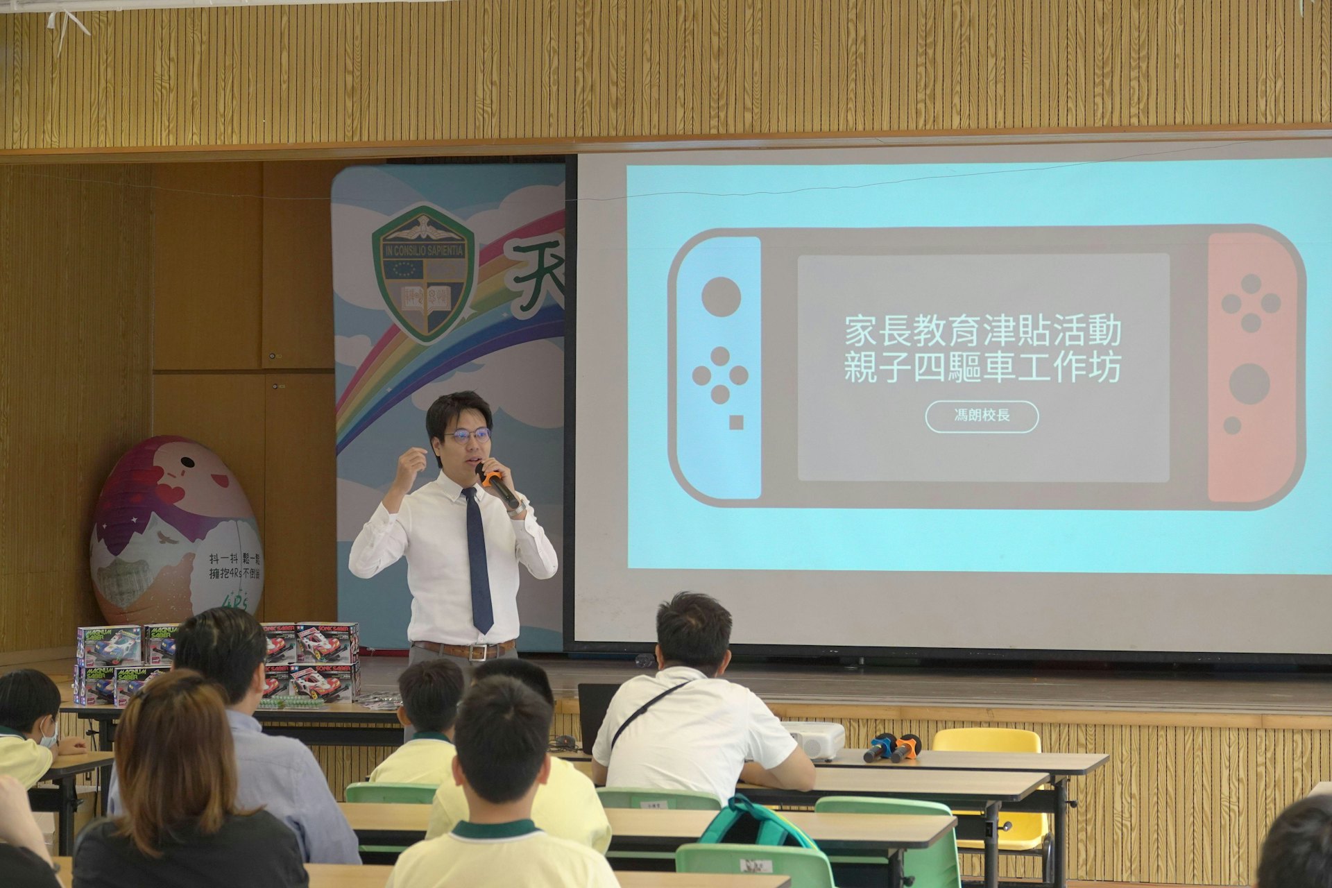 馮校長為親子舉辦工作坊。(馮朗校長提供) 馮校長為親子舉辦工作坊。(馮朗校長提供)