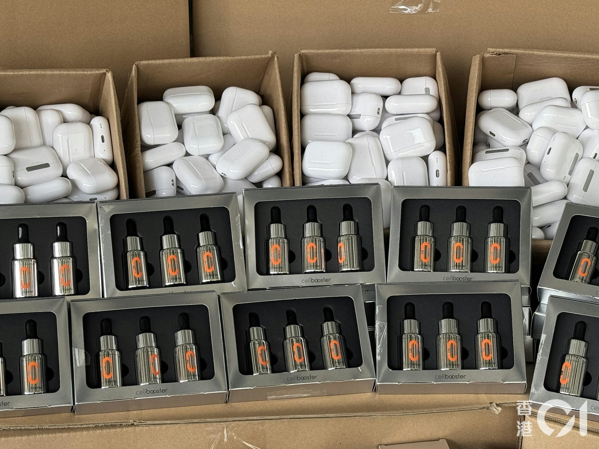 貨櫃內有大批走私貨物,包括各款耳機和護膚品,市值約2,300萬元。(蔡正邦攝) 貨櫃內有大批走私貨物,包括各款耳機和護膚品,市值約2,300萬元。(蔡正邦攝)