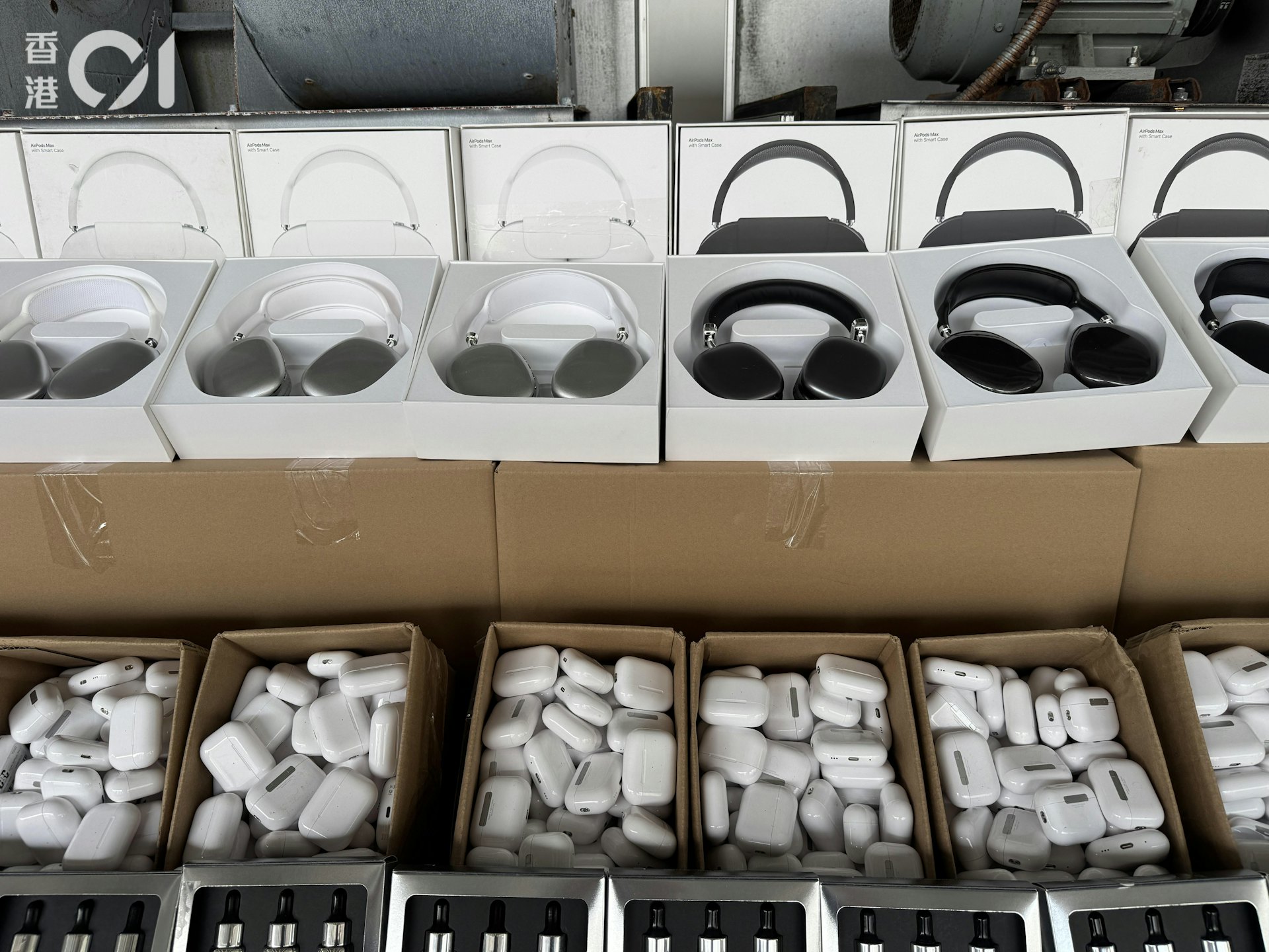 貨櫃內有大批走私貨物,包括各款耳機和護膚品,市值約2,300萬元。(蔡正邦攝) 貨櫃內有大批走私貨物,包括各款耳機和護膚品,市值約2,300萬元。(蔡正邦攝)