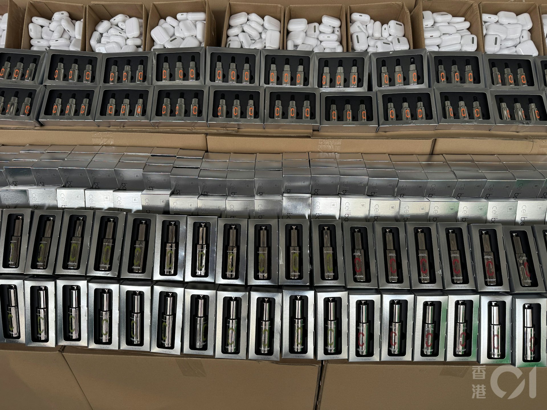 貨櫃內有大批走私貨物,包括各款耳機和護膚品,市值約2,300萬元。(蔡正邦攝) 貨櫃內有大批走私貨物,包括各款耳機和護膚品,市值約2,300萬元。(蔡正邦攝)