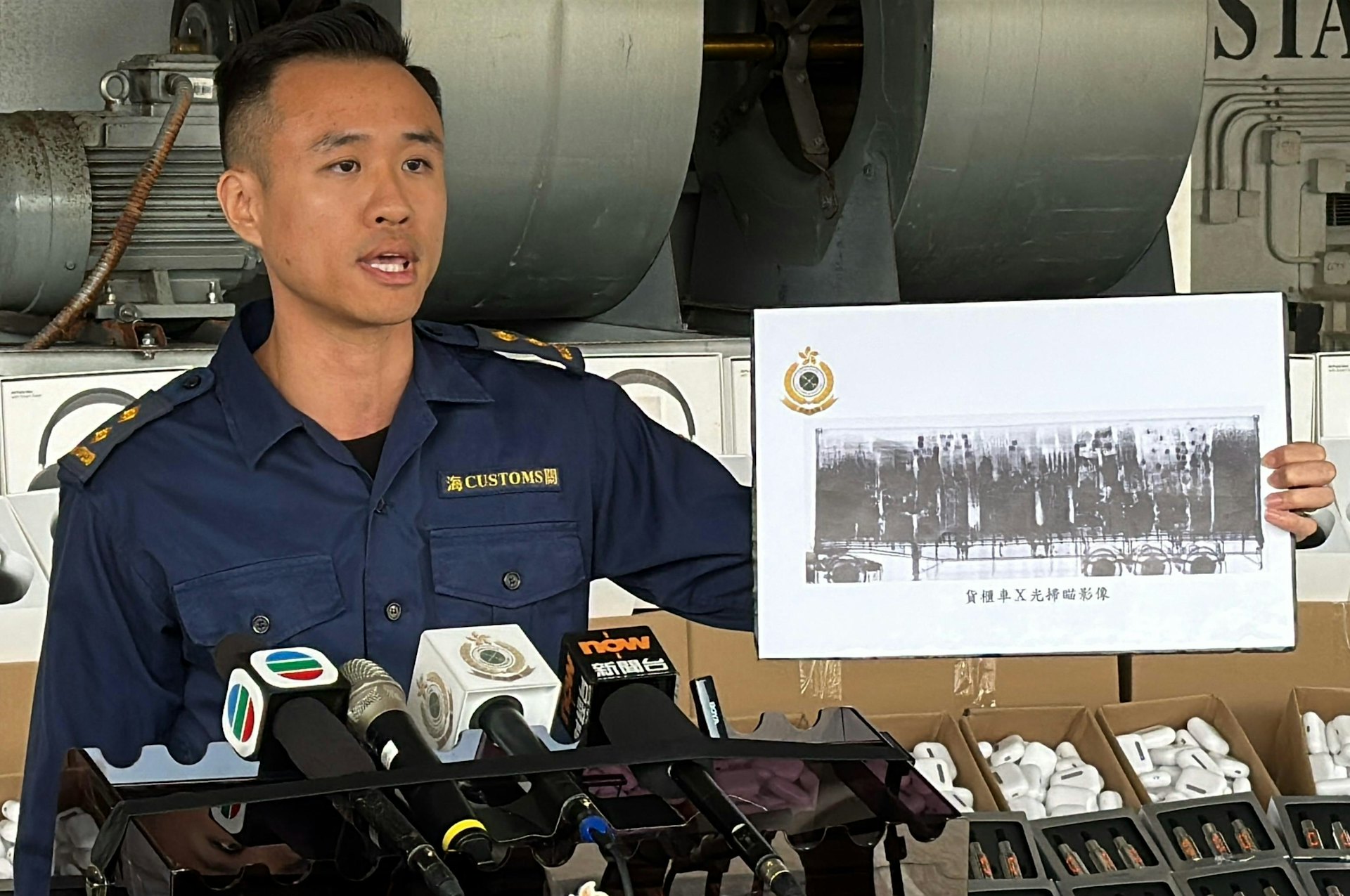 黎子康指,貨櫃深處有一格格可疑的陰影,與正常冷氣機的內部結構不相同。(蔡正邦攝) 黎子康指,貨櫃深處有一格格可疑的陰影,與正常冷氣機的內部結構不相同。(蔡正邦攝)