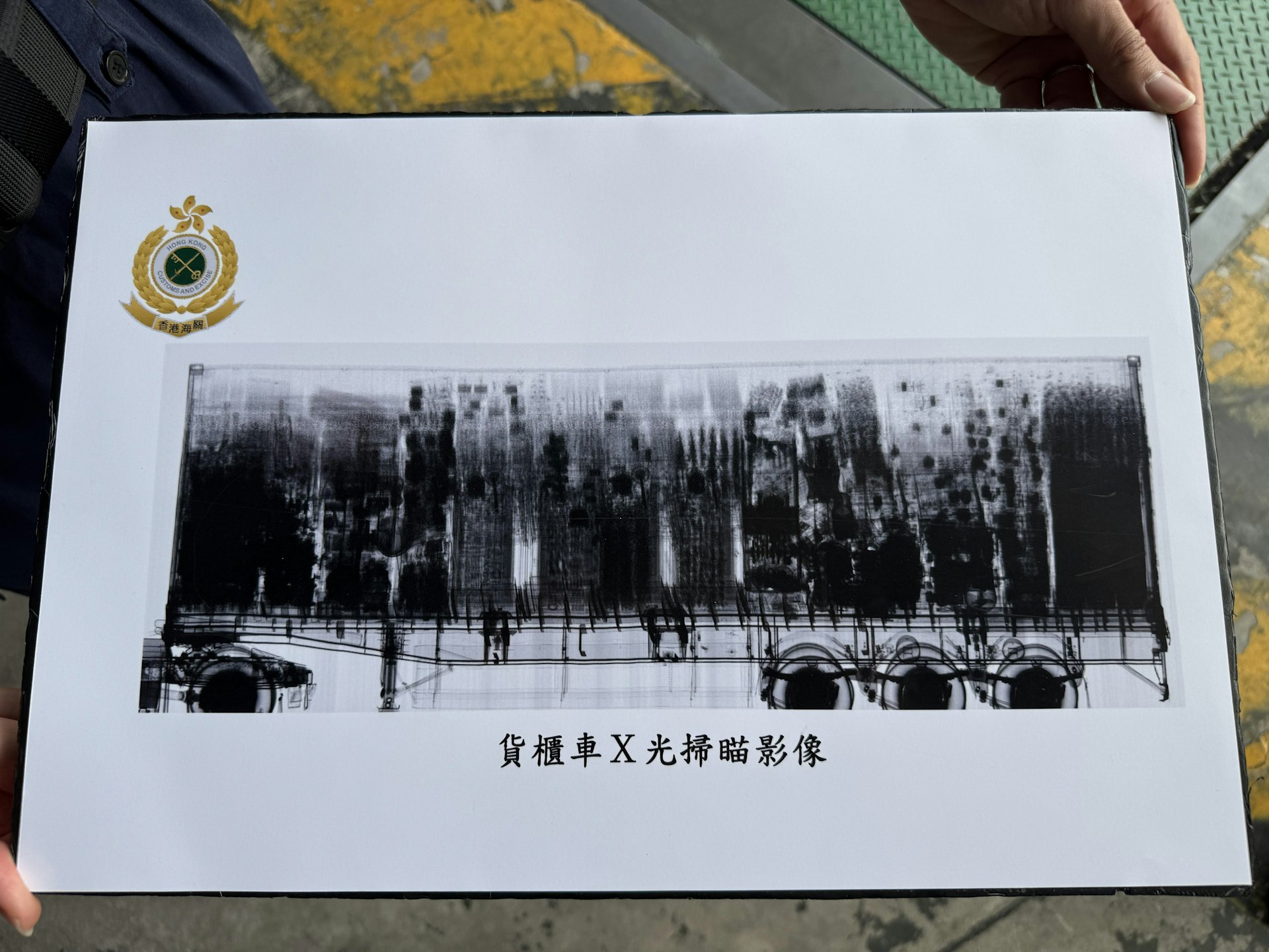 黎子康指,貨櫃深處有一格格可疑的陰影,與正常冷氣機的內部結構並不相同。(蔡正邦攝) 黎子康指,貨櫃深處有一格格可疑的陰影,與正常冷氣機的內部結構並不相同。(蔡正邦攝)