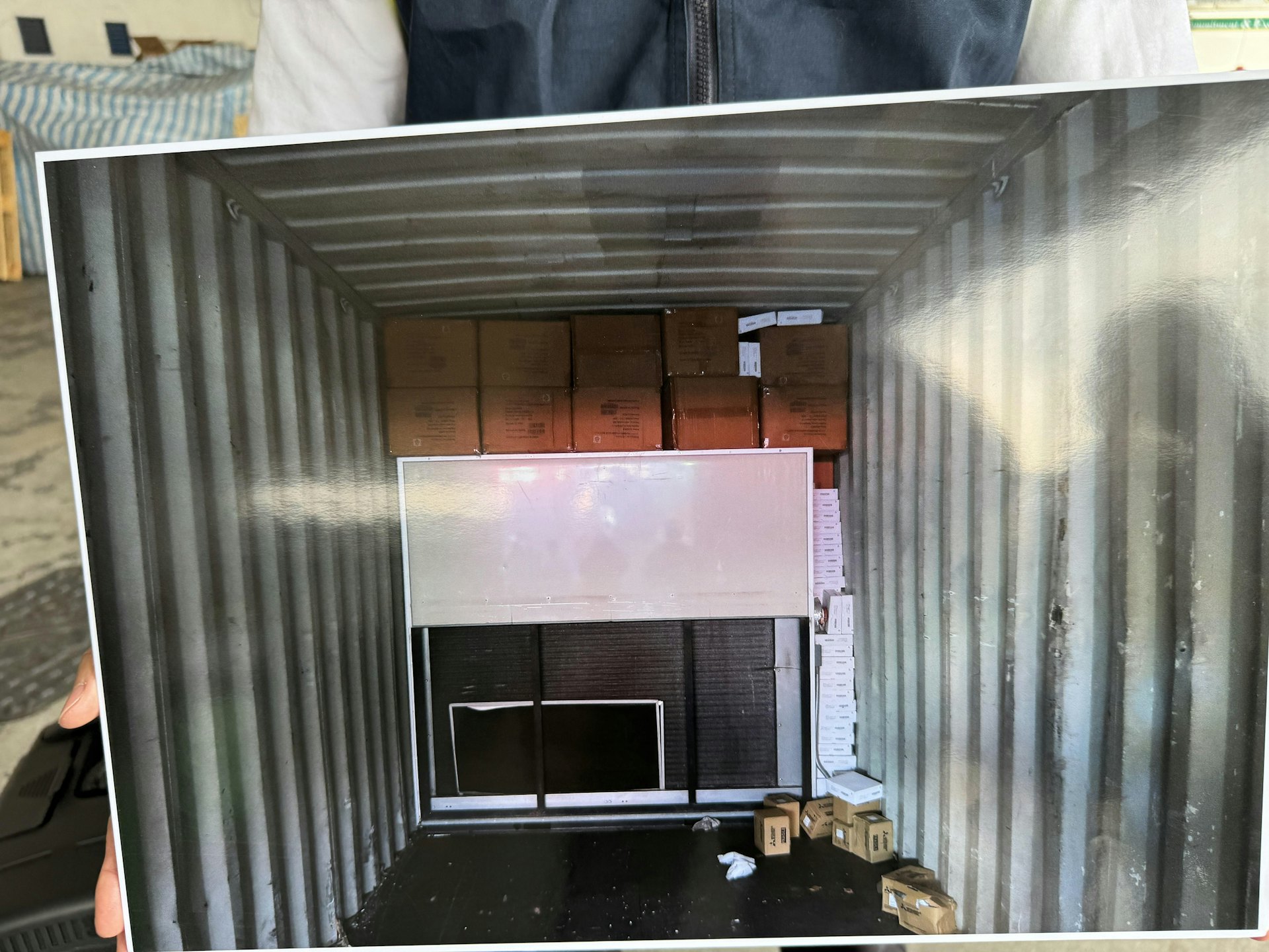 海關在貨櫃的深處發現有4座大約2米高的大型冷氣機機座。(蔡正邦攝) 海關在貨櫃的深處發現有4座大約2米高的大型冷氣機機座。(蔡正邦攝)