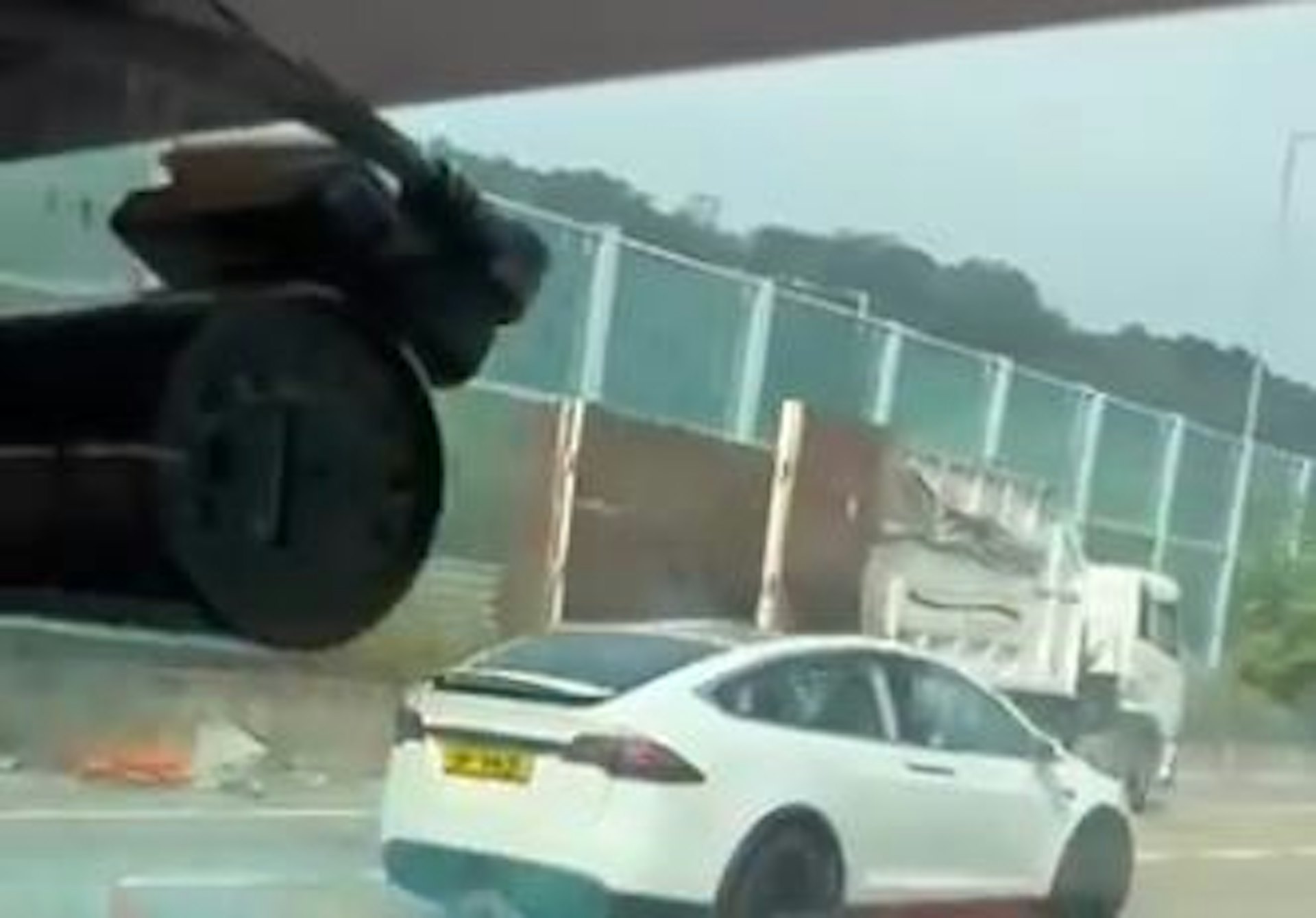 一部垃圾車停在前方。(網上截圖) 一部垃圾車停在前方。(網上截圖)