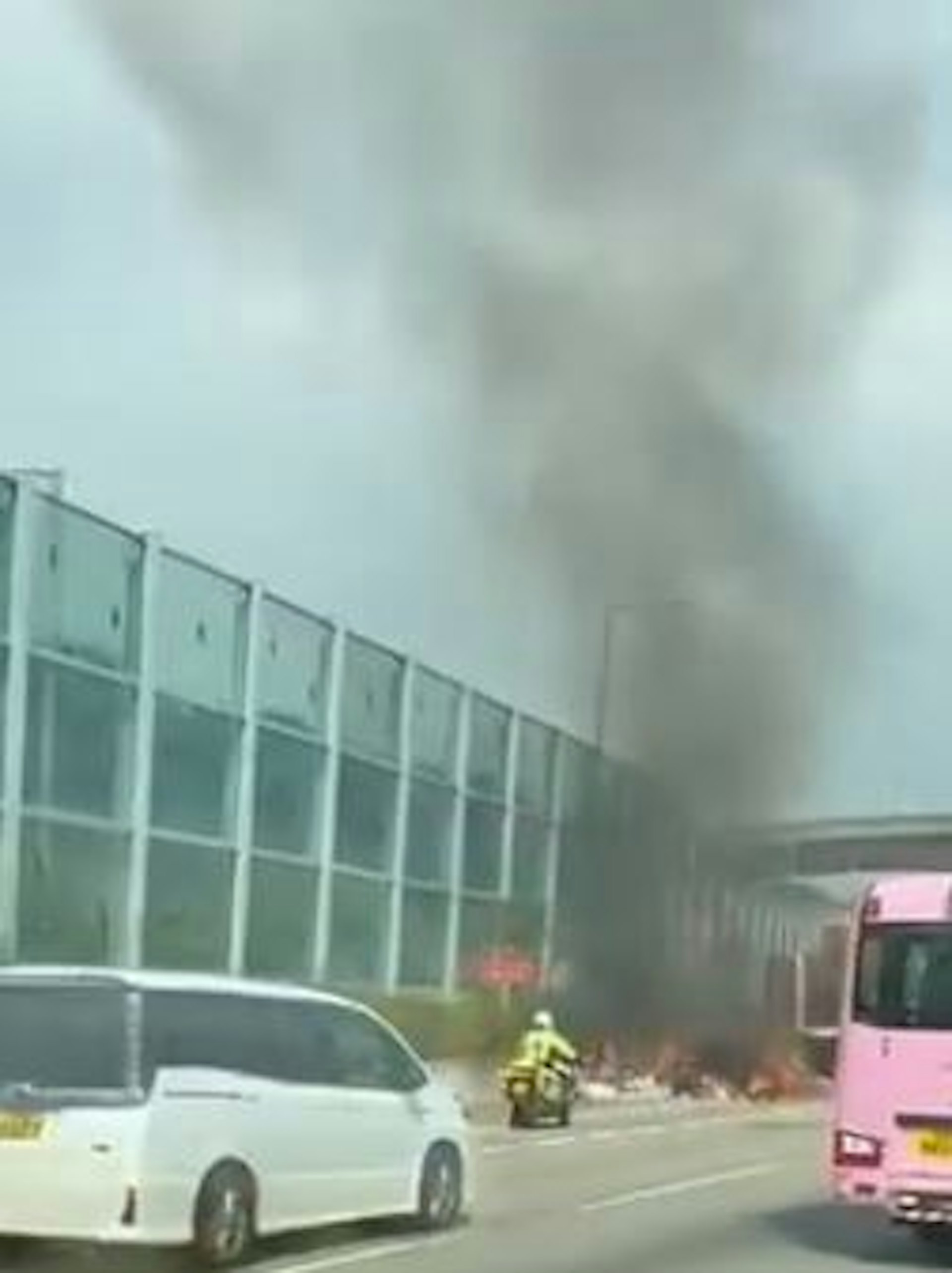 警員前往現場。(網上截圖) 警員前往現場。(網上截圖)