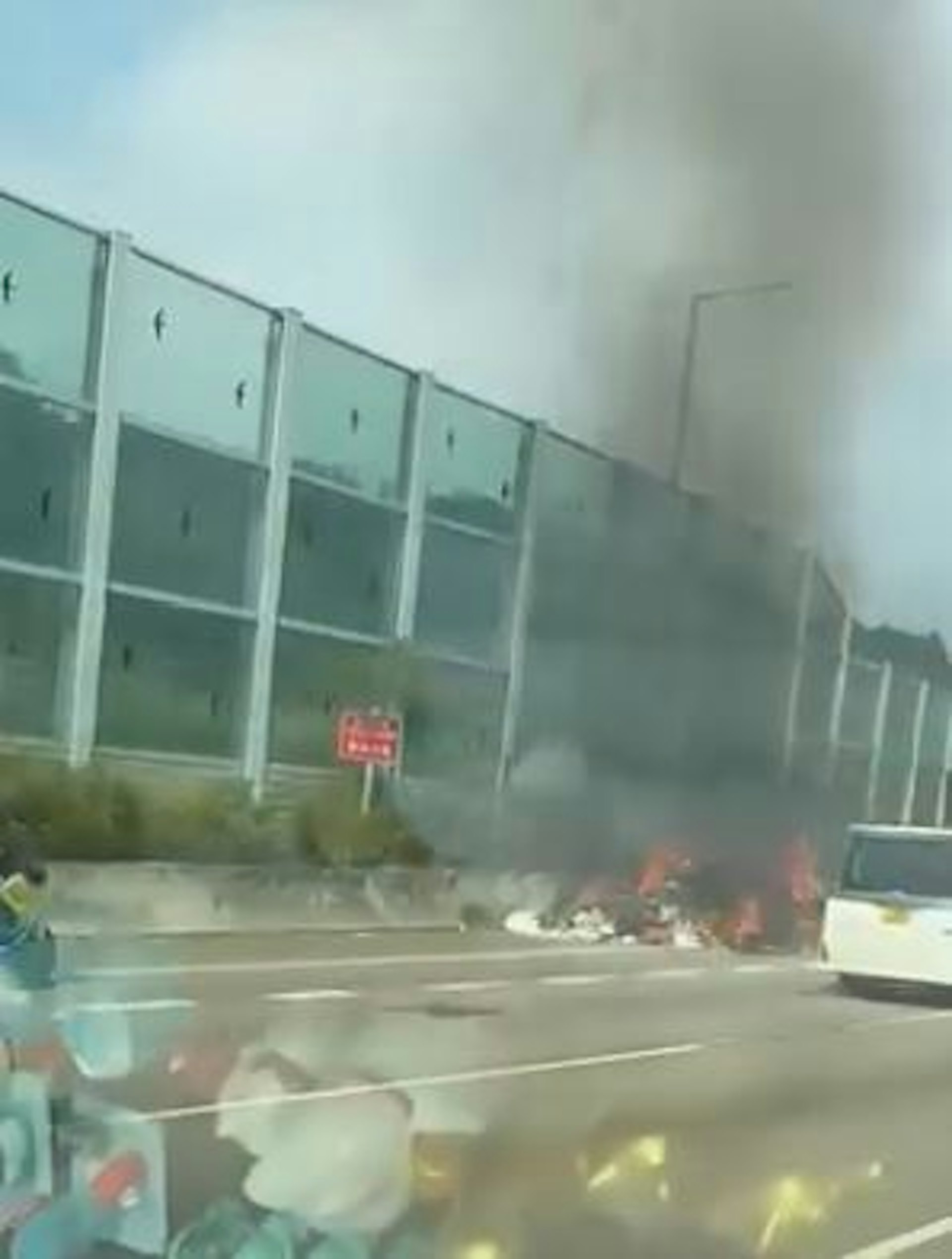 垃圾着火焚燒。(網上截圖) 垃圾着火焚燒。(網上截圖)