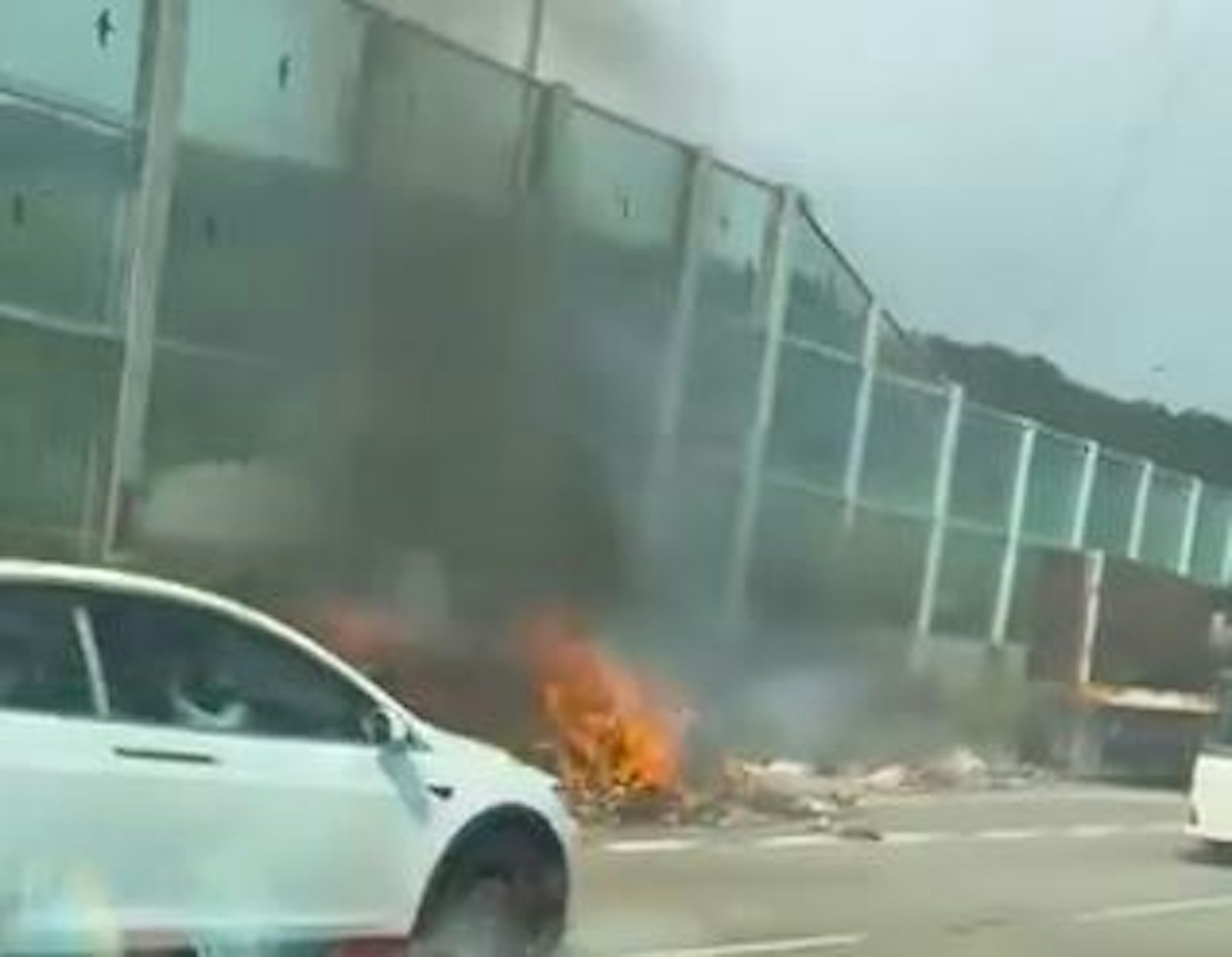 垃圾着火焚燒。(網上截圖) 垃圾着火焚燒。(網上截圖)