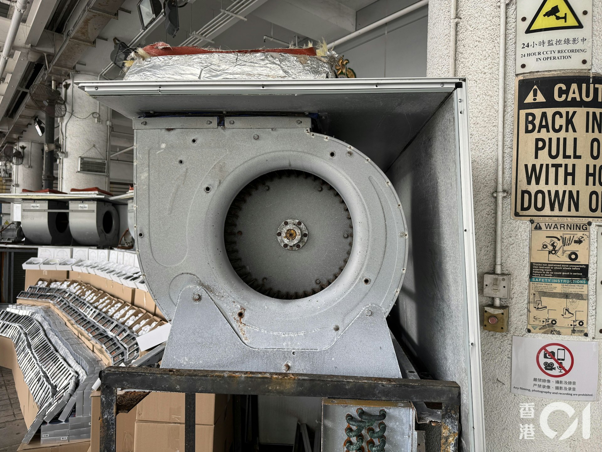 機座上有螺絲鬆脫,有些位置更無裝上螺絲。(蔡正邦攝) 機座上有螺絲鬆脫,有些位置更無裝上螺絲。(蔡正邦攝)