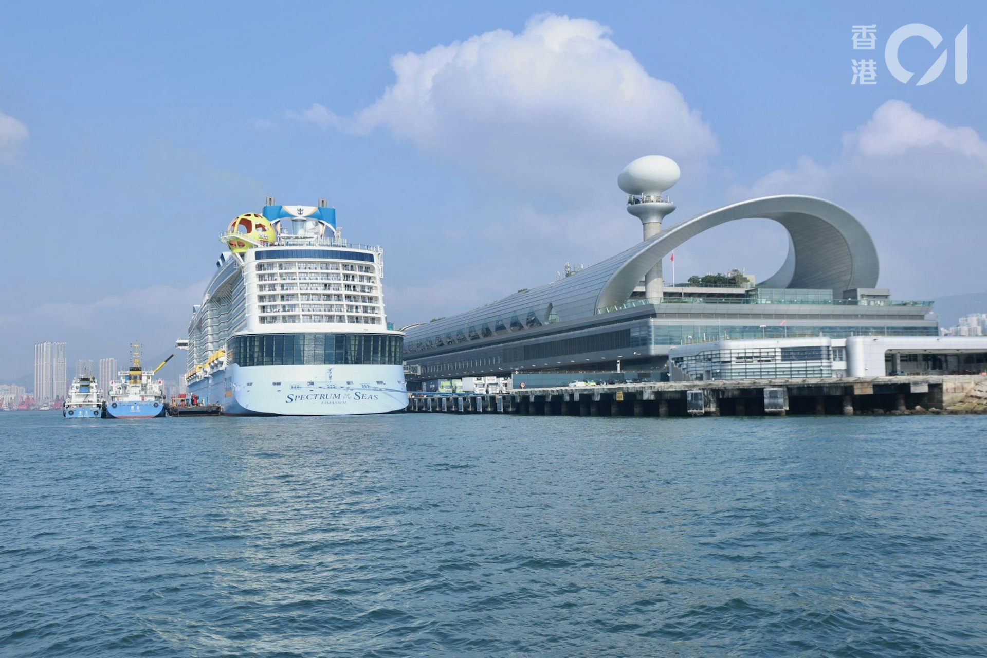 皇家加勒比郵輪海洋光譜號今日(6日)抵港,載4900乘客,停泊啟德郵輪碼頭。(黃寶瑩攝) 皇家加勒比郵輪海洋光譜號今日(6日)抵港,載4900乘客,停泊啟德郵輪碼頭。(黃寶瑩攝)