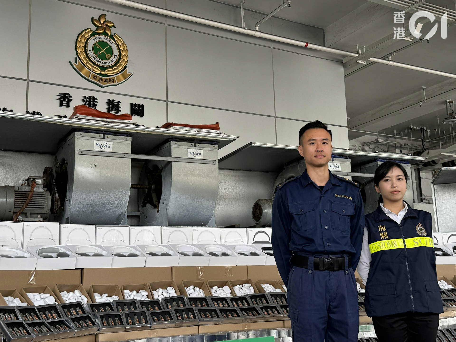 海關港口及海域科督察黎子康及有組織罪案調查科調查主任黃穎炘交代案情。(蔡正邦攝) 海關港口及海域科督察黎子康及有組織罪案調查科調查主任黃穎炘交代案情。(蔡正邦攝)