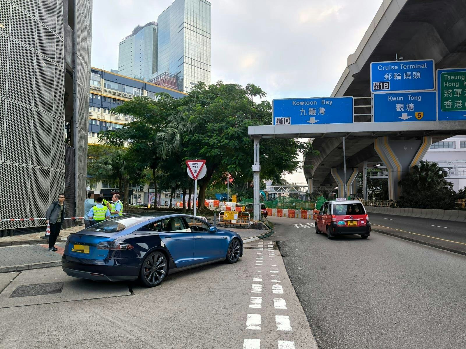 警東九啟福道截一私家車　司機涉停牌期間駕駛等罪當場被捕