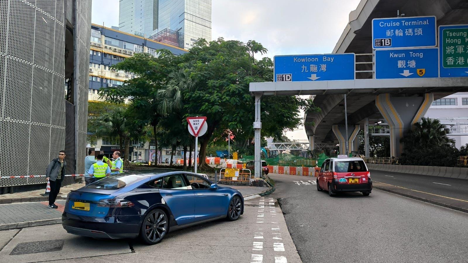 警東九啟福道截一私家車 司機涉停牌期間駕駛等罪當場被捕 警東九啟福道截一私家車 司機涉停牌期間駕駛等罪當場被捕