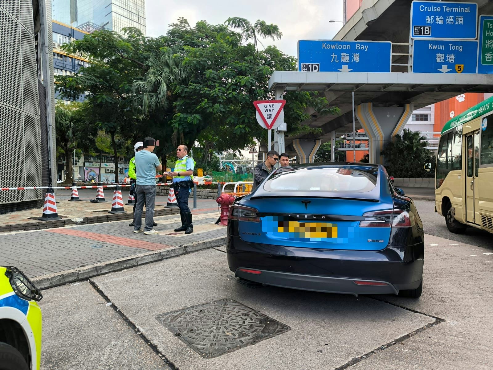 行動中，人員在啟福道附近截查一輛形迹可疑的私家車。(警方提供)