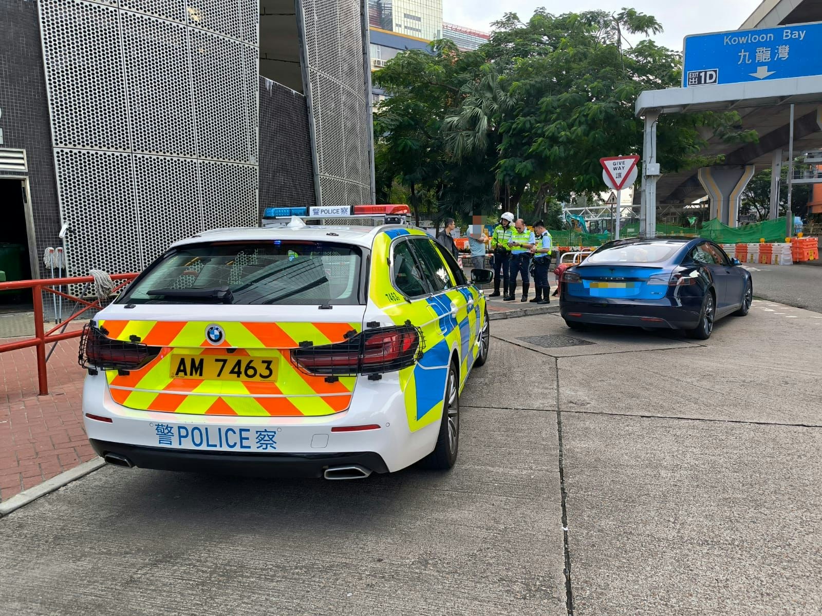 行動中，人員在啟福道附近截查一輛形迹可疑的私家車。(警方提供)