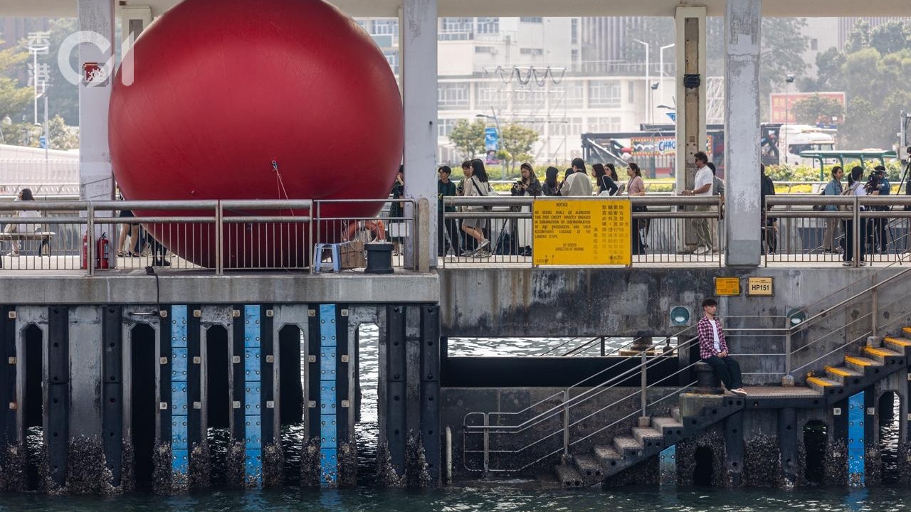 巨型紅球快閃10日 首站「塞」入中環碼頭 藝術家讚香港好有活力 巨型紅球快閃10日 首站「塞」入中環碼頭 藝術家讚香港好有活力