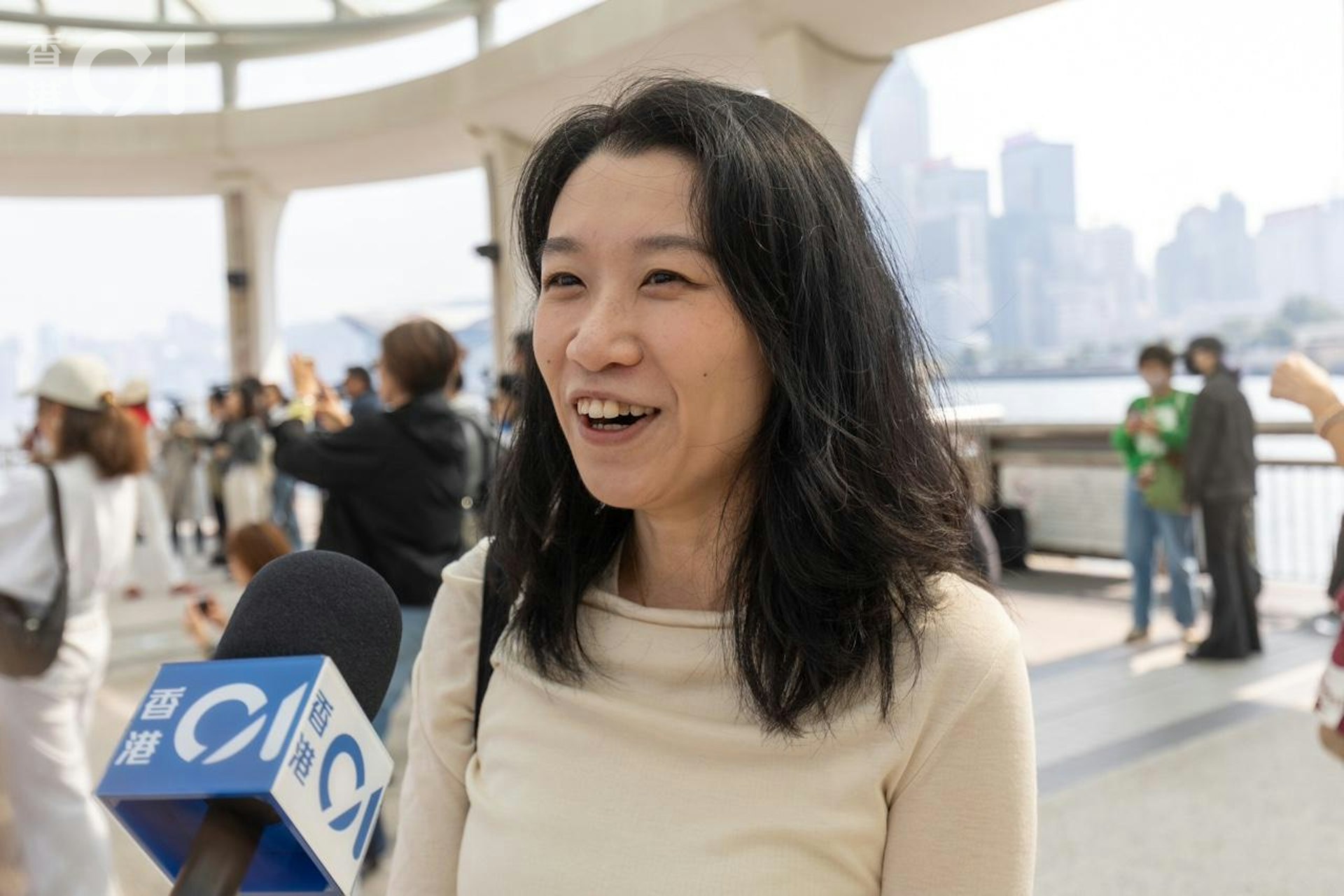 來自廣州的旅客陳小姐來港參加演唱會,順道觀賞紅球裝置,她希望裝置附近可多設解說板。(梁鵬威攝) 來自廣州的旅客陳小姐來港參加演唱會,順道觀賞紅球裝置,她希望裝置附近可多設解說板。(梁鵬威攝)