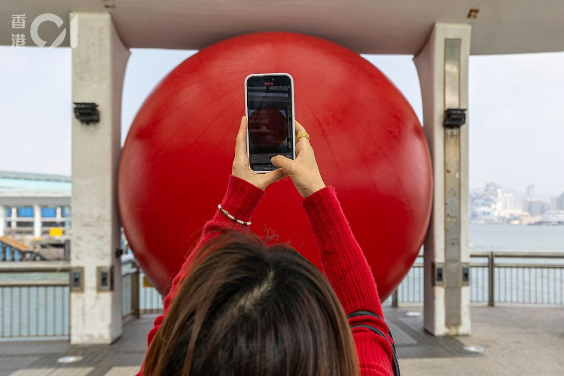 不少市民前往中環10號碼頭打卡。(梁鵬威攝) 不少市民前往中環10號碼頭打卡。(梁鵬威攝)