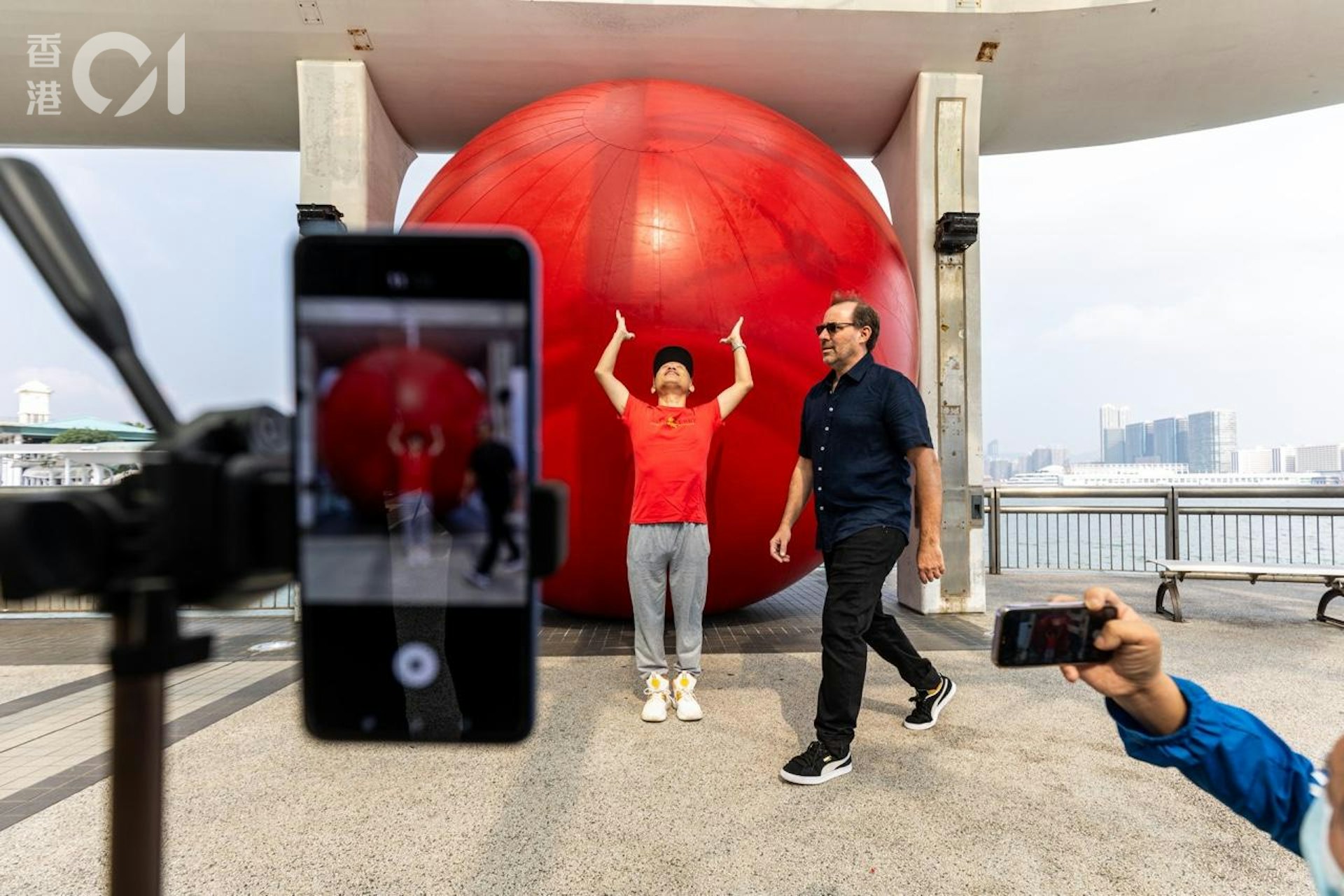 不少市民前往中環10號碼頭打卡。(梁鵬威攝) 不少市民前往中環10號碼頭打卡。(梁鵬威攝)