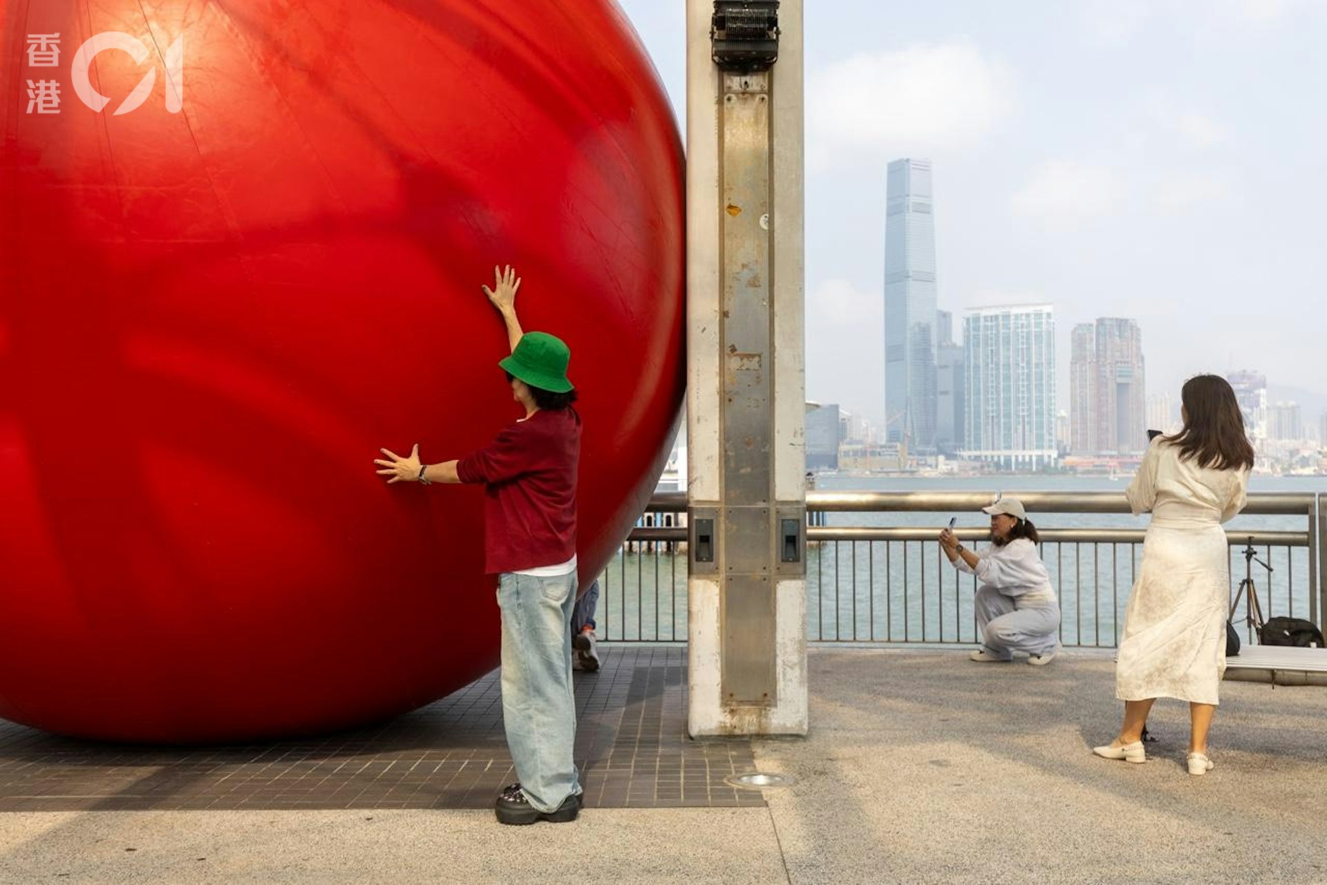 不少市民前往中環10號碼頭打卡。(梁鵬威攝) 不少市民前往中環10號碼頭打卡。(梁鵬威攝)