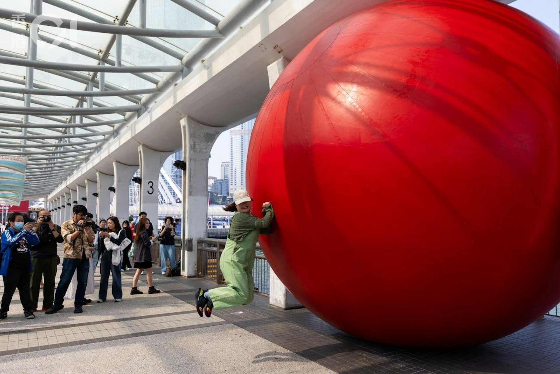 不少市民前往中環10號碼頭打卡。(梁鵬威攝) 不少市民前往中環10號碼頭打卡。(梁鵬威攝)