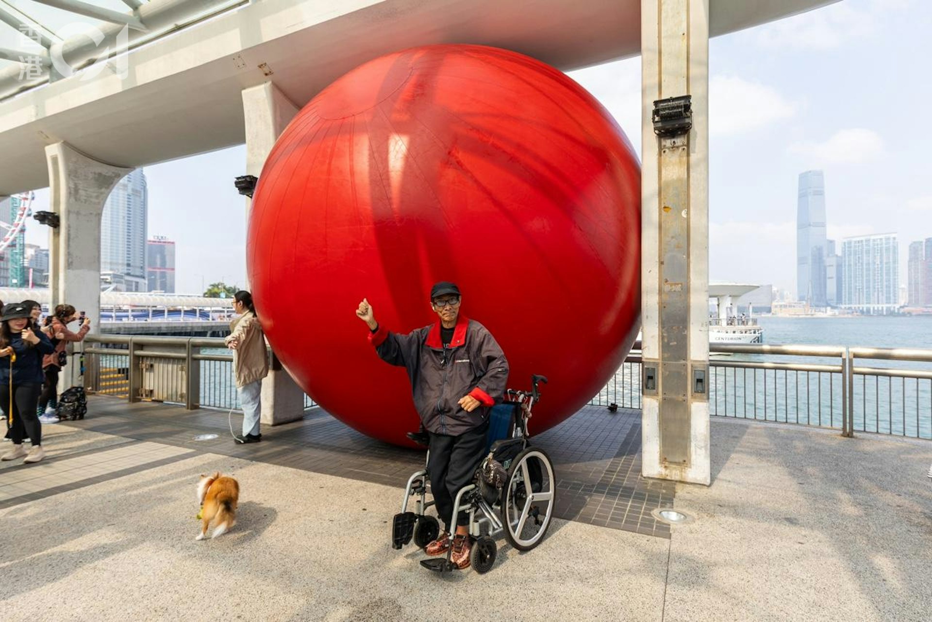 不少市民前往中環10號碼頭打卡。(梁鵬威攝) 不少市民前往中環10號碼頭打卡。(梁鵬威攝)