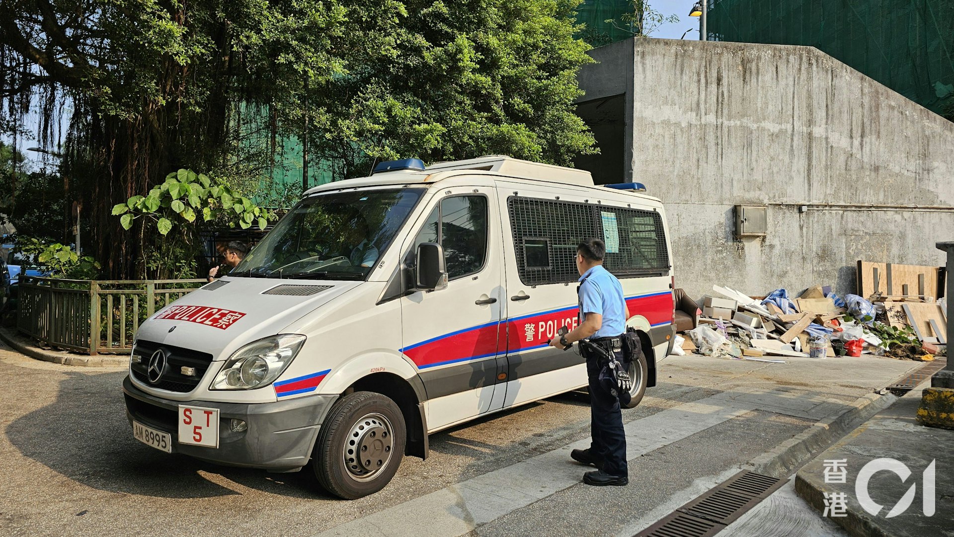 珍惜生命|火炭穗禾苑雙燒炭 保安及時揭發 兩男女清醒獲救 珍惜生命|火炭穗禾苑雙燒炭 保安及時揭發 兩男女清醒獲救