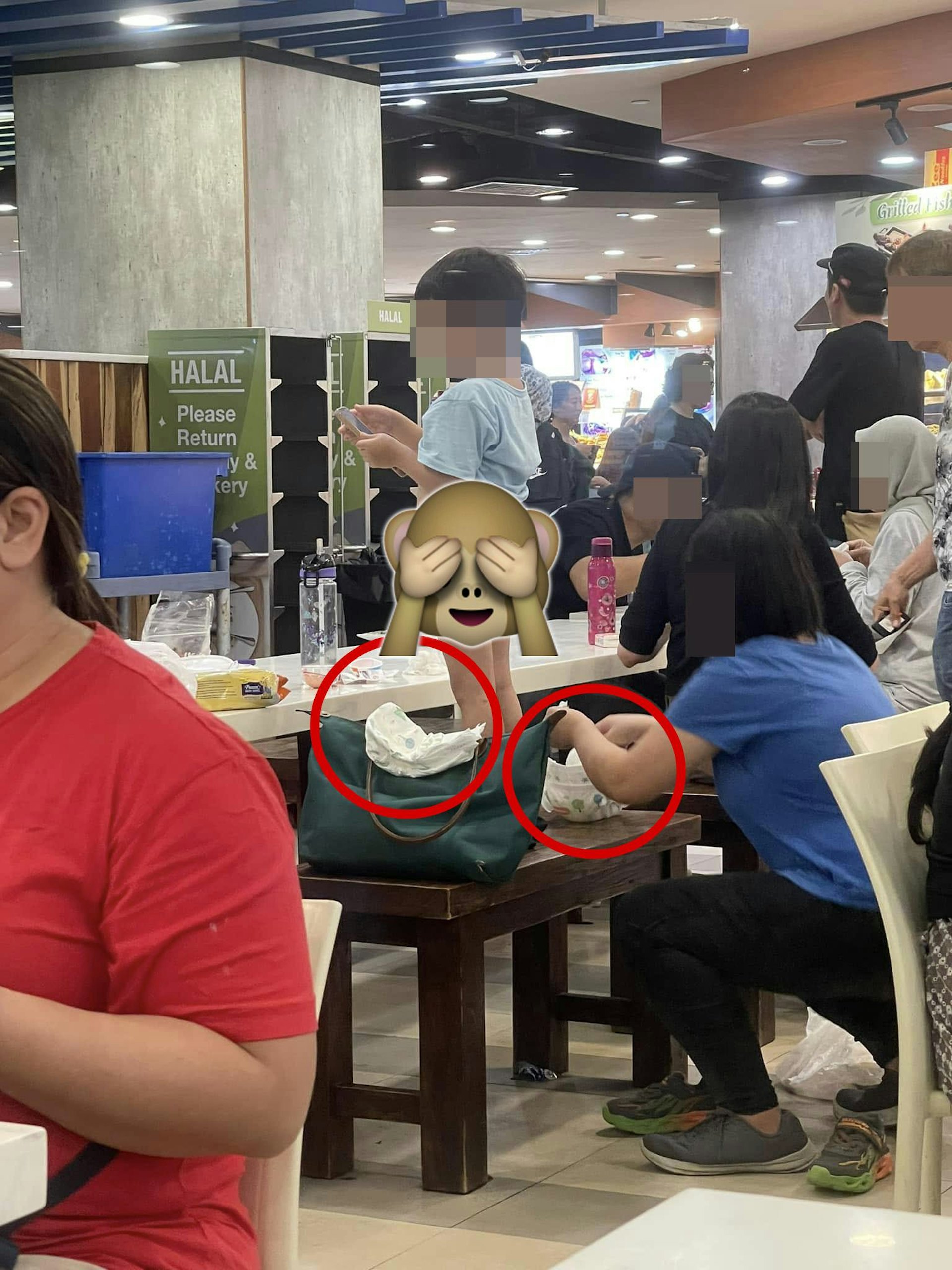 新加坡有女子於Food court用餐繁忙時間,當眾為男童更換尿片,令現場飄散濃烈糞味。(FB「COMPLAINT SINGAPORE」圖片) 新加坡有女子於Food court用餐繁忙時間,當眾為男童更換尿片,令現場飄散濃烈糞味。(FB「COMPLAINT SINGAPORE」圖片)