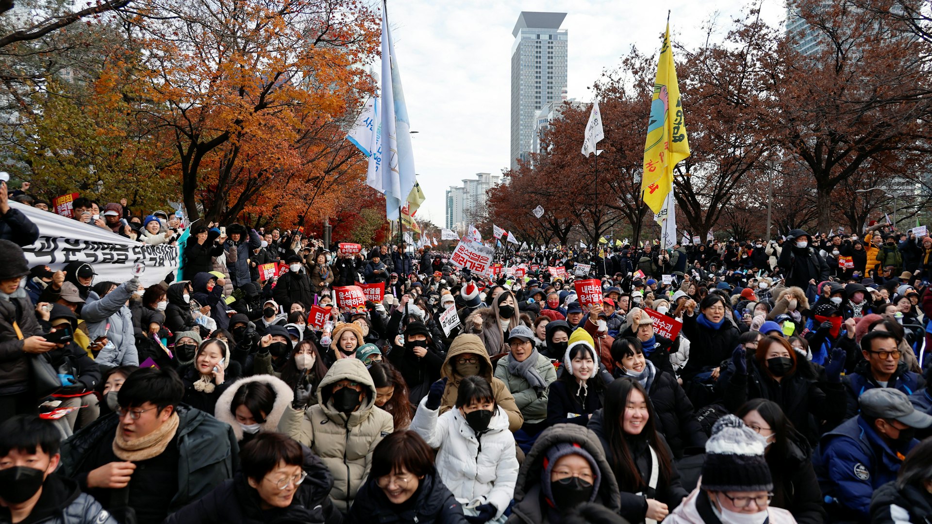 韓國戒嚴風波|示威男子國會外企圖自焚:為抗議暴力和不公正 韓國戒嚴風波|示威男子國會外企圖自焚:為抗議暴力和不公正