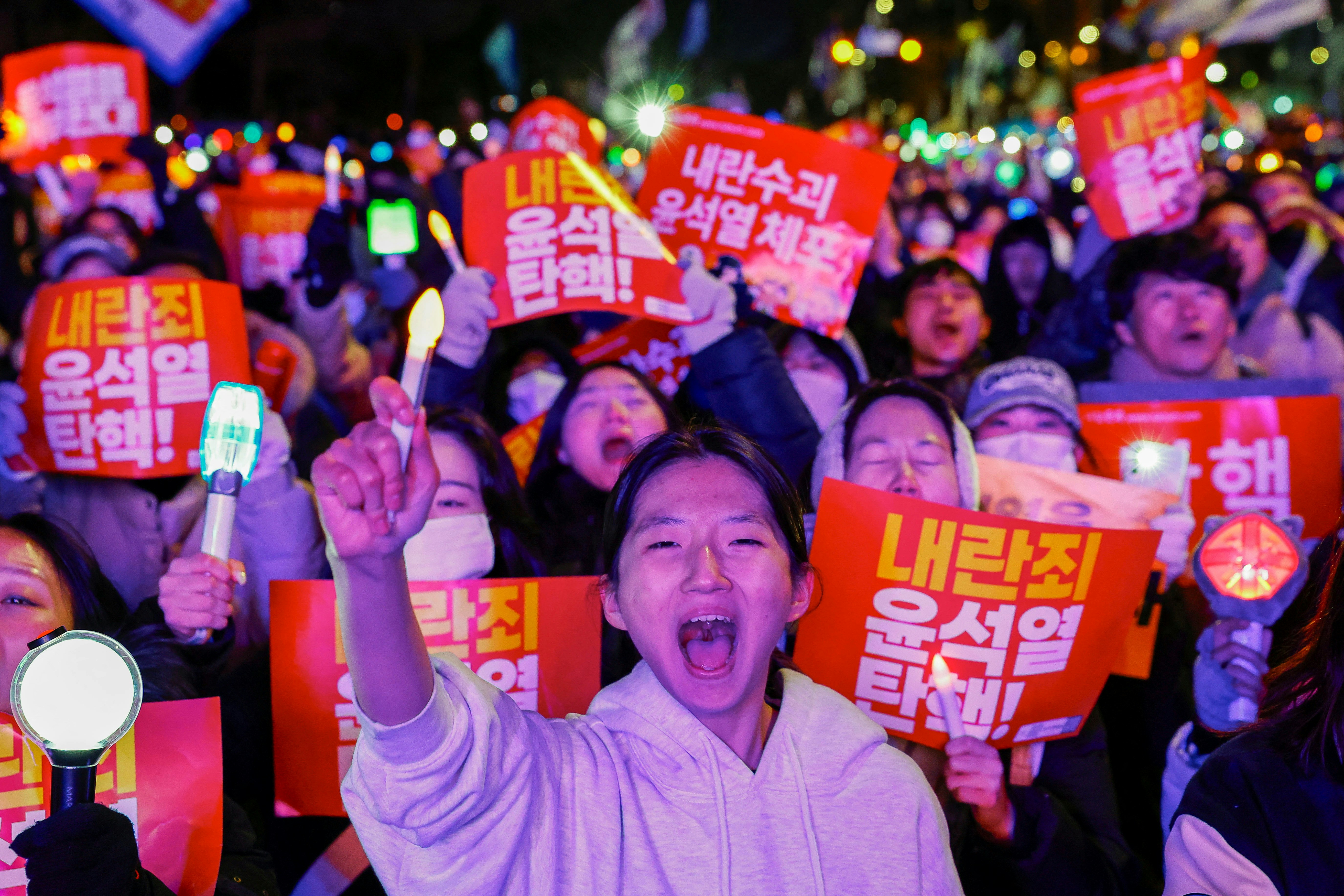 韓國奉俊昊等3000演藝人士聯署促尹錫悅下台　年輕人燭光集會示威