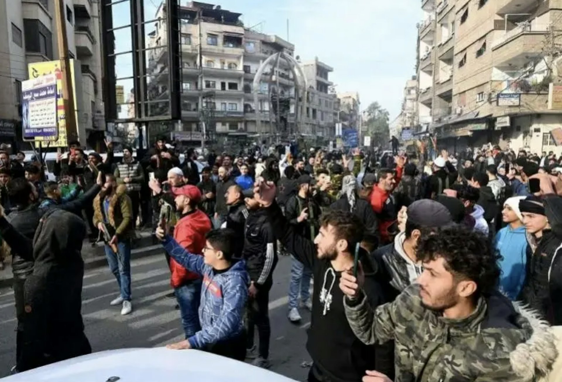 12月8日,民眾聚集在敘利亞大馬士革街頭。(新華社)