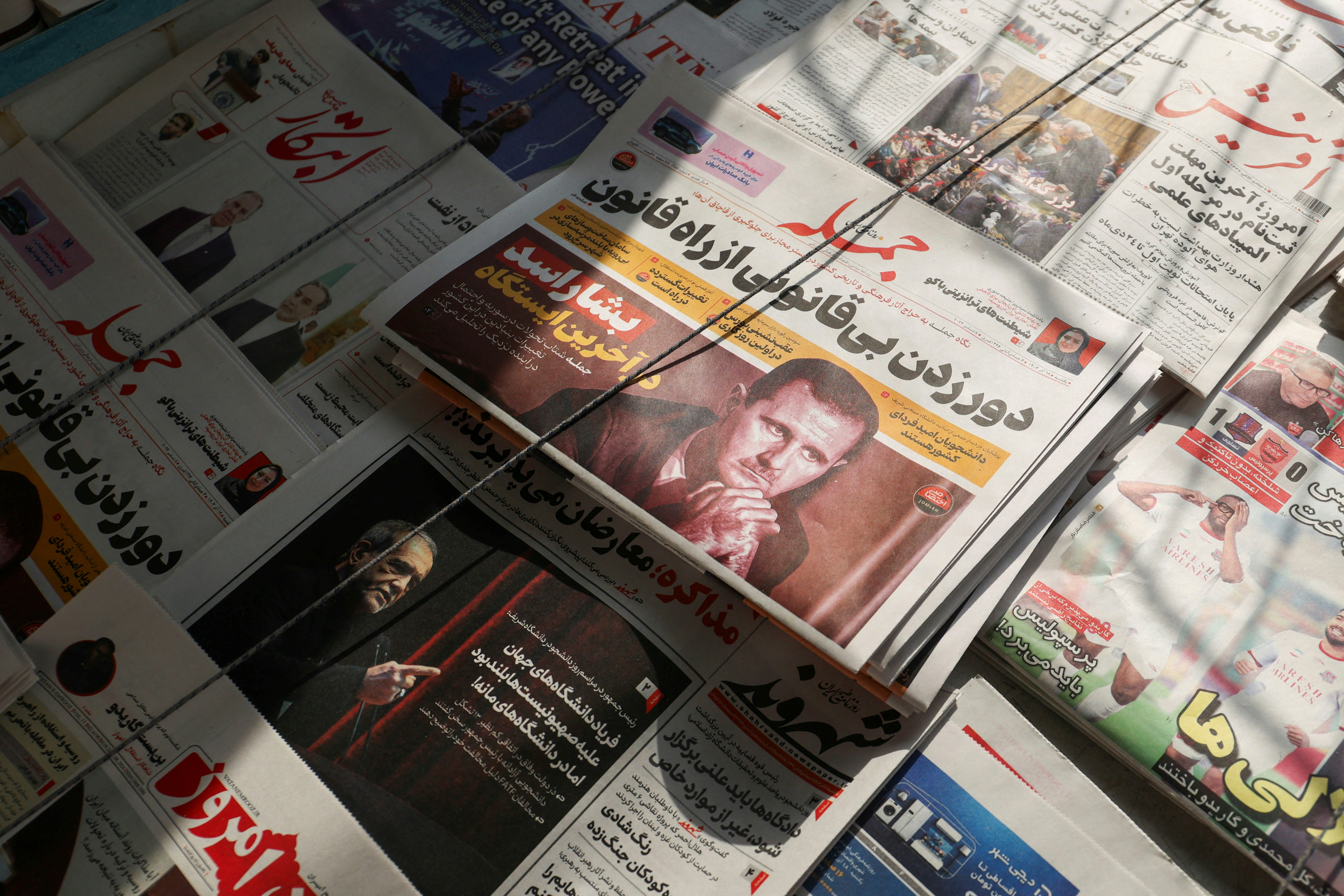 圖為2024年12月8日，伊朗德黑蘭有報章刊有敘利亞總統巴沙爾（Bashar al-Assad）的照片。（Majid Asgaripour/WANA (West Asia News Agency) via REUTERS）