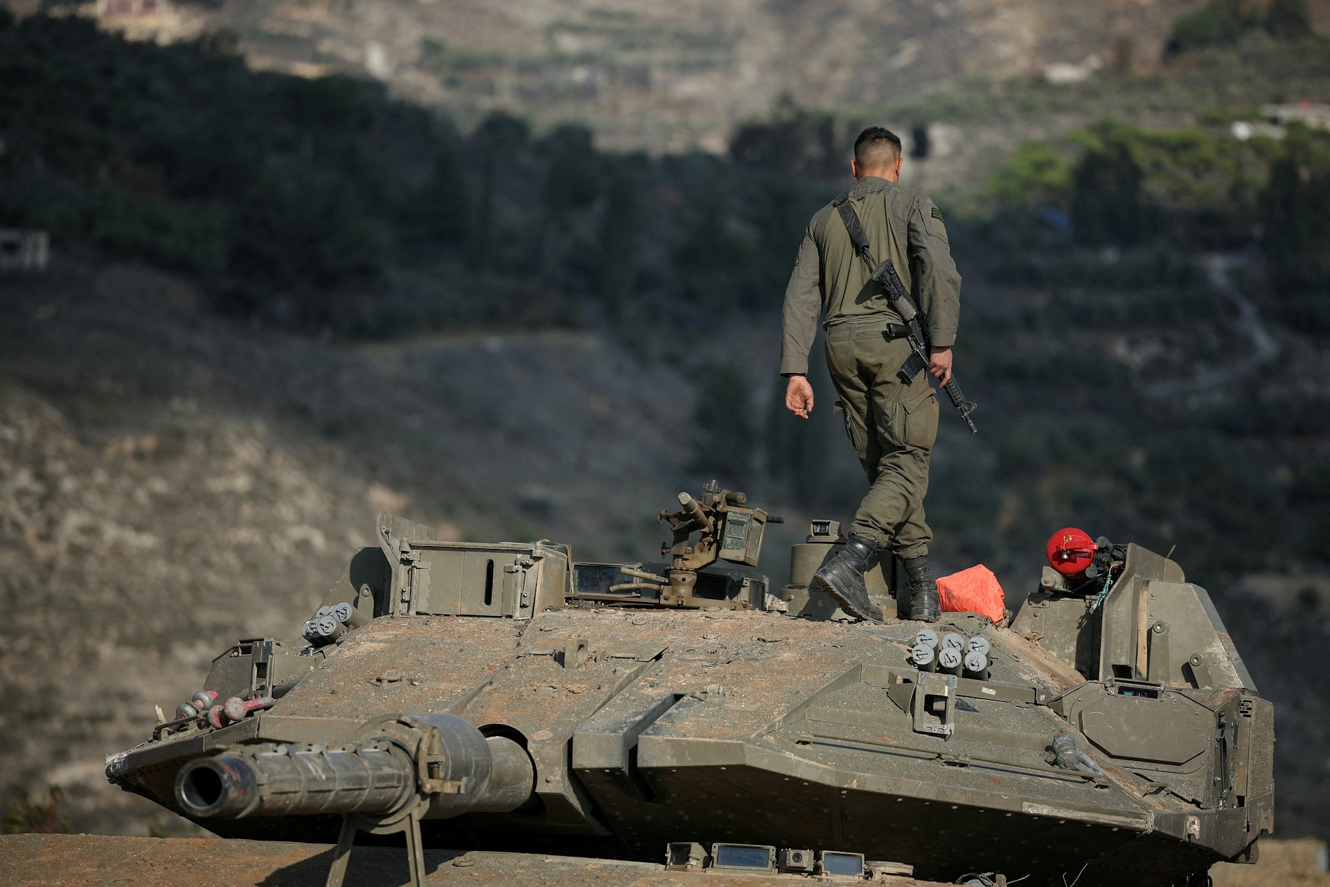 敘利亞變天:2024年12月8日,以色列軍隊在敘利亞和以色列佔領的戈蘭高地之間的停火線附近集結。 (Reuters)