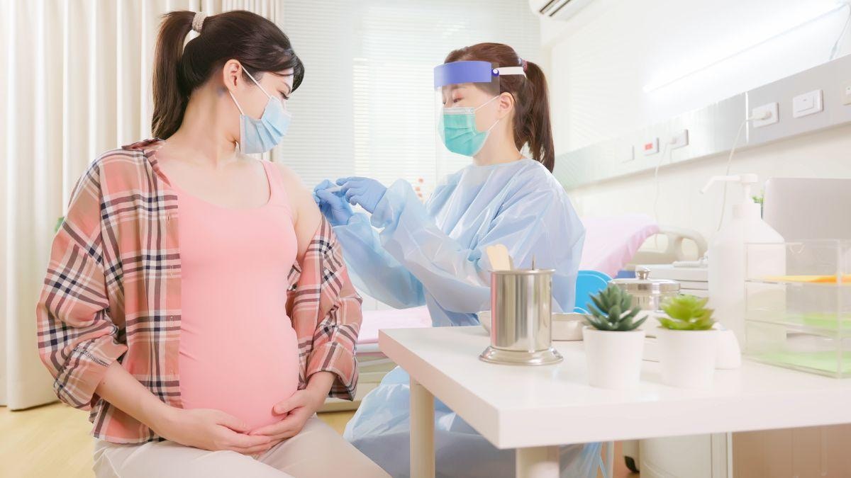 台灣台大婦產科醫生施景中呼籲大眾若沒有禁忌症，建議還是盡快接種疫苗。（Canva）