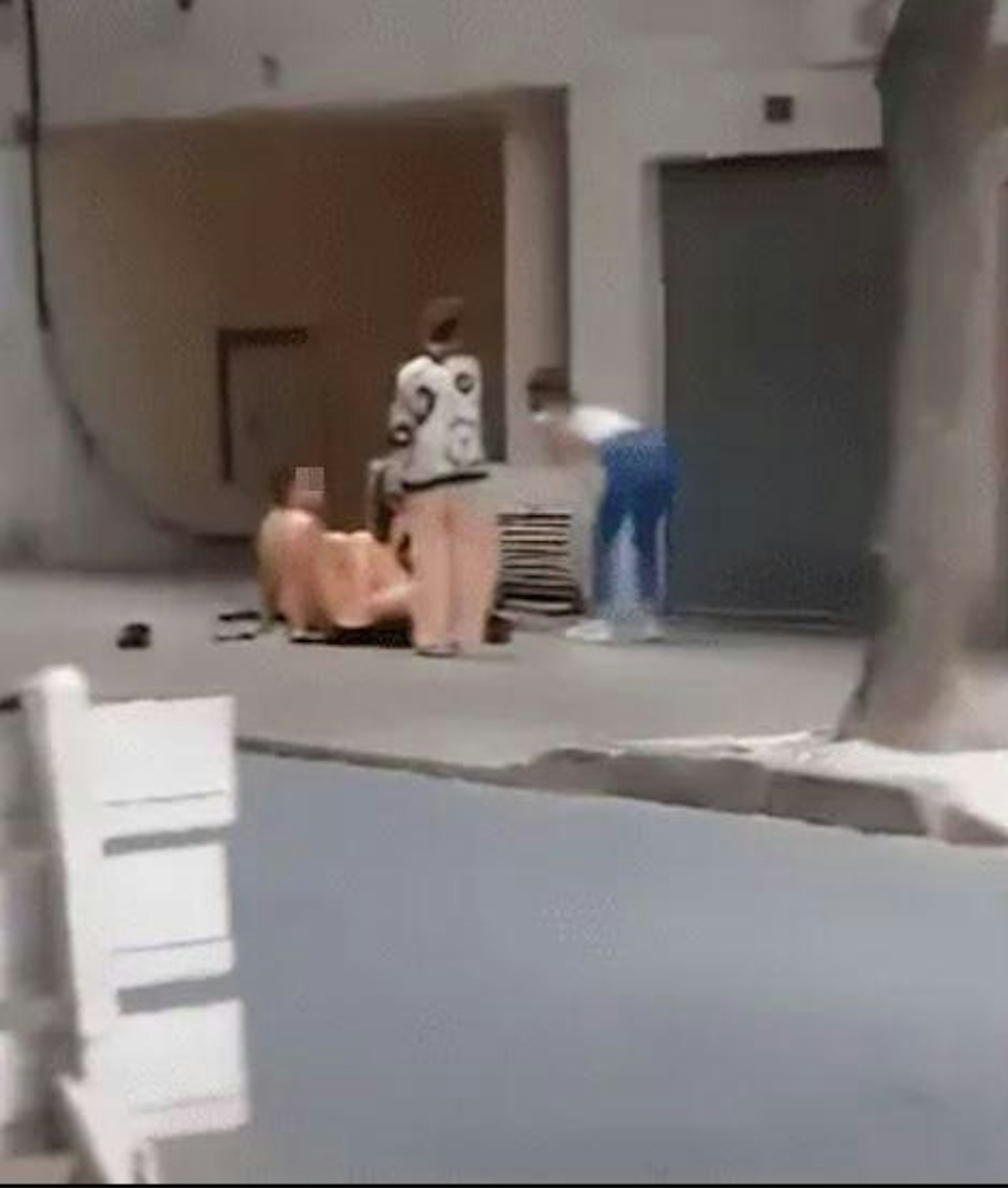 網上瘋傳1段影片,指阿根廷1對年輕情侶大白天在行人路脫得全裸,當眾上演「活春宮」,就算有途人上前勸阻亦懶理。(影片截圖) 網上瘋傳1段影片,指阿根廷1對年輕情侶大白天在行人路脫得全裸,當眾上演「活春宮」,就算有途人上前勸阻亦懶理。(影片截圖)