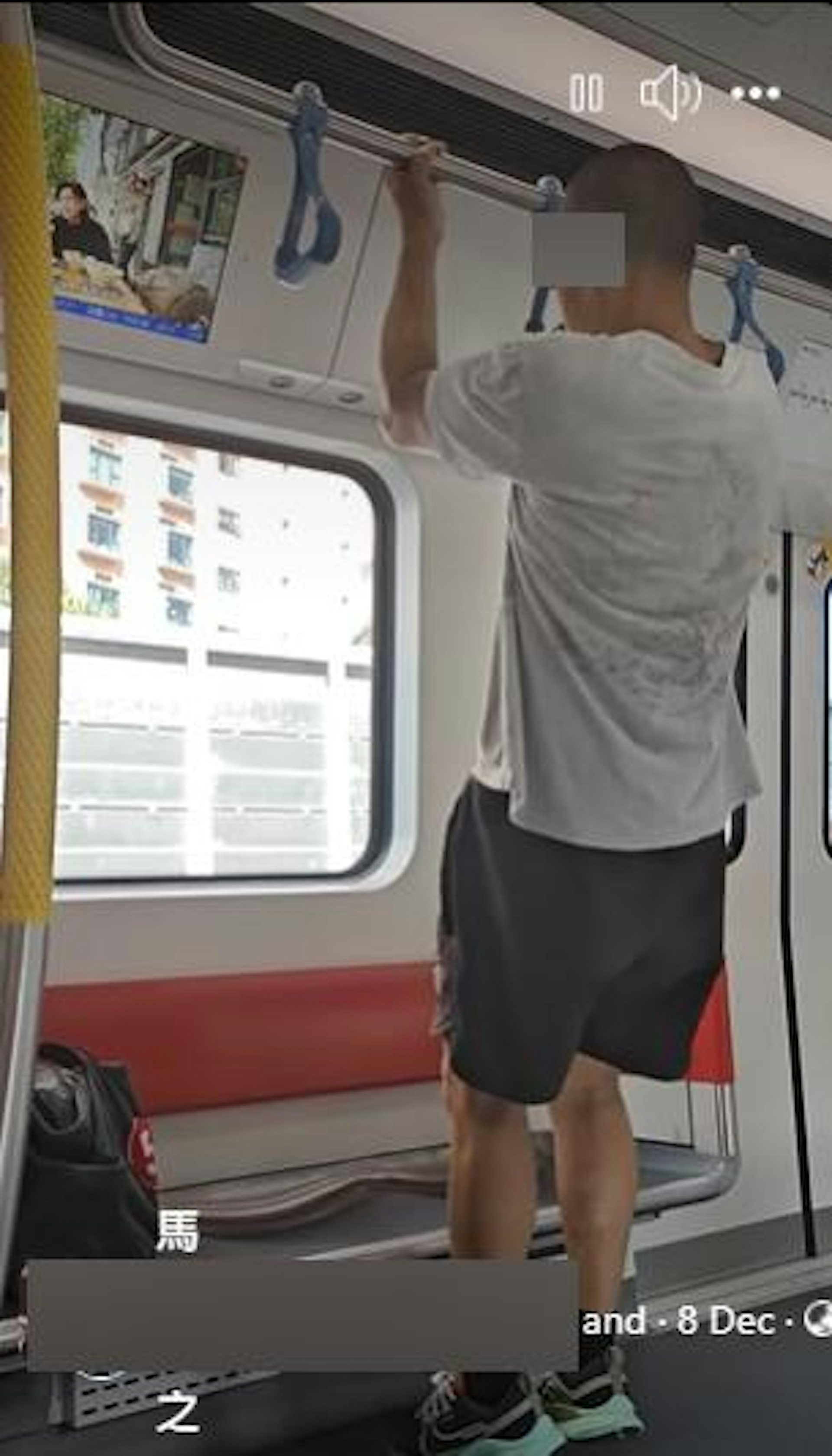 大叔在港鐵車廂中做引體上升,樓主拍下影片公審。(影片截圖) 大叔在港鐵車廂中做引體上升,樓主拍下影片公審。(影片截圖)