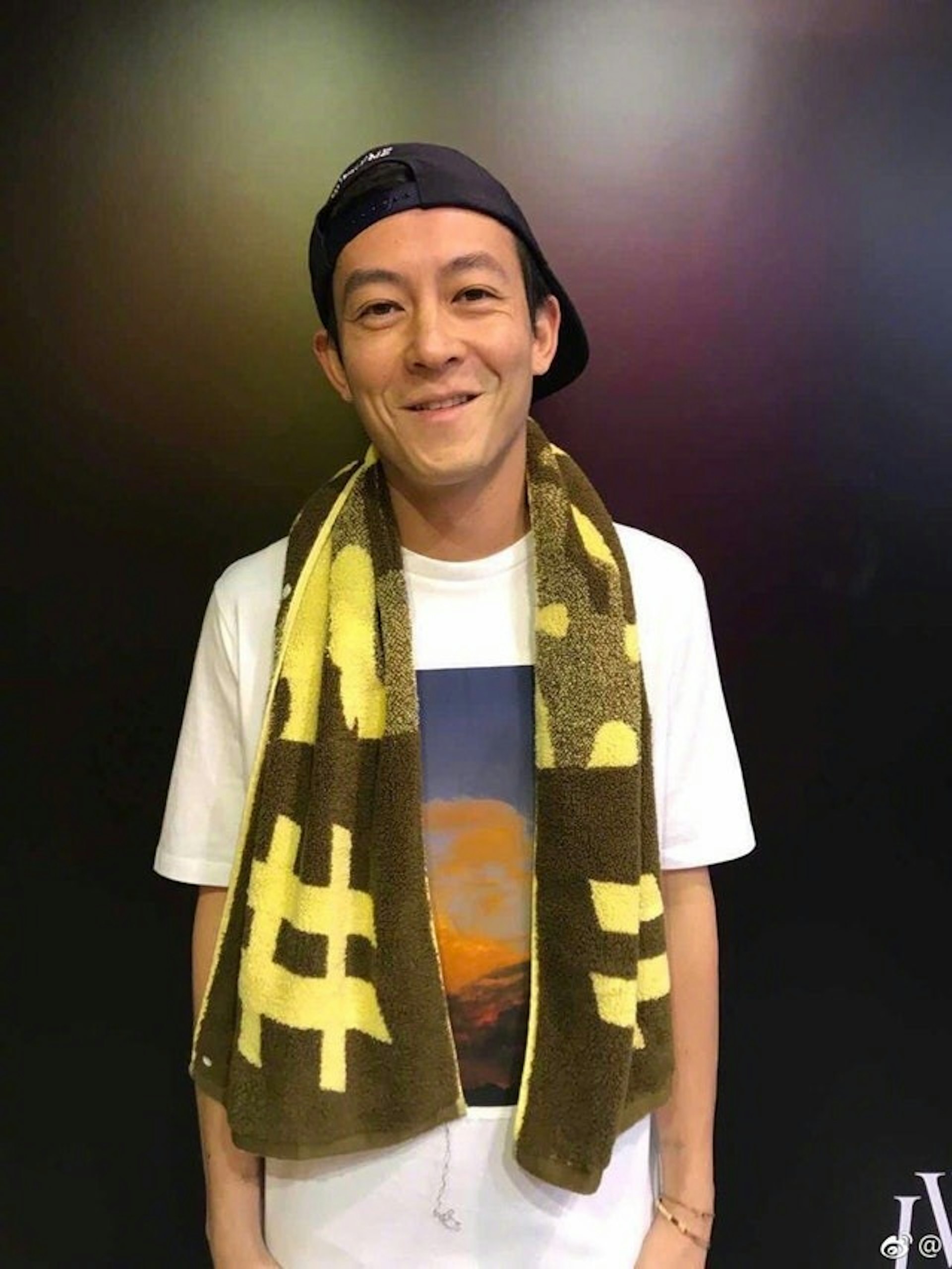 陳冠希疑似因不滿落機安排,與空服員發生激烈口角。(微博圖片) 陳冠希疑似因不滿落機安排,與空服員發生激烈口角。(微博圖片)