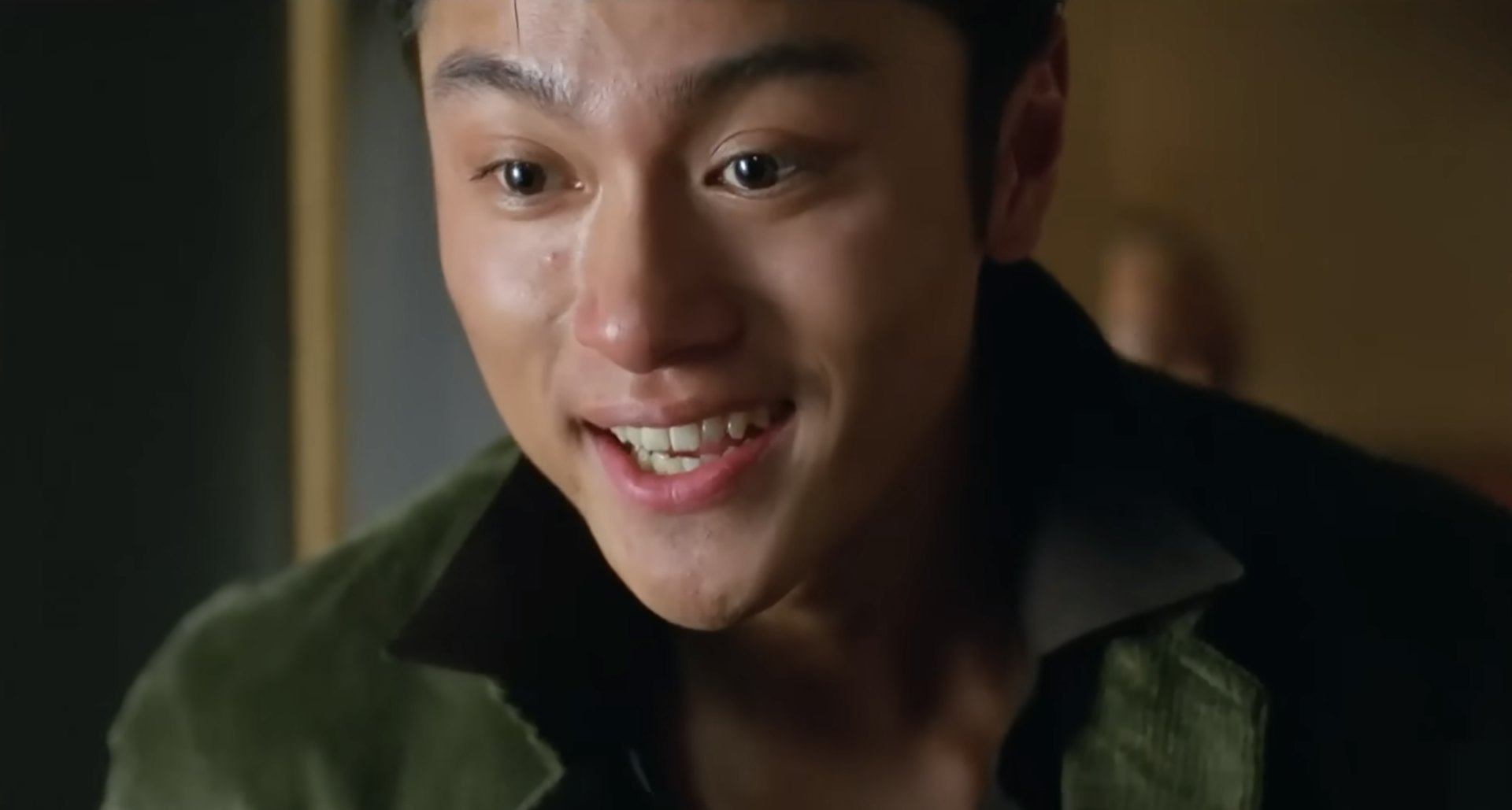 黃浩然於電影《新紮師妹》飾演「劍雄」成功入屋。(電影截圖)