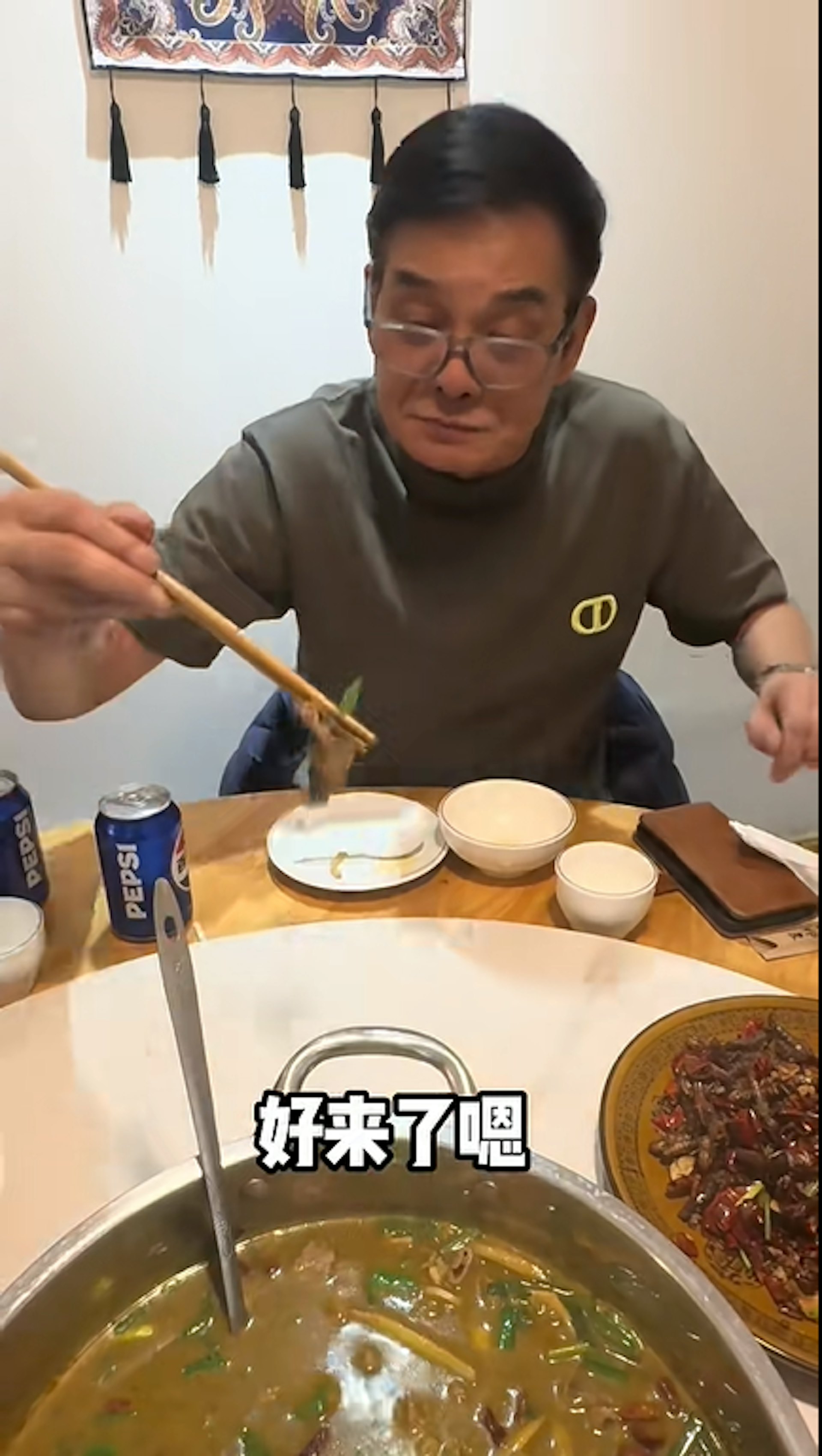 李國麟食「牛屎」火鍋,北上搵食艱難。(小紅書) 李國麟食「牛屎」火鍋,北上搵食艱難。(小紅書)