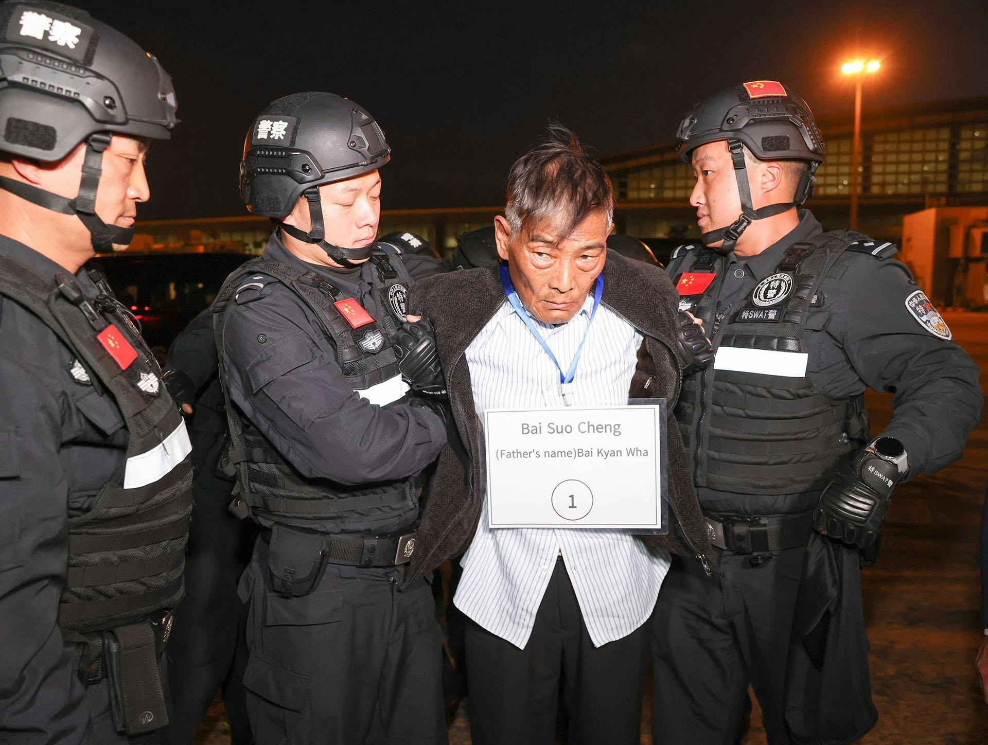 2024年1月30日,在緬甸內比都國際機場,緬甸警方依法向中國公安移交緬北電訊詐騙重大犯罪嫌疑人白所成。(新華社) 2024年1月30日,在緬甸內比都國際機場,緬甸警方依法向中國公安移交緬北電訊詐騙重大犯罪嫌疑人白所成。(新華社)