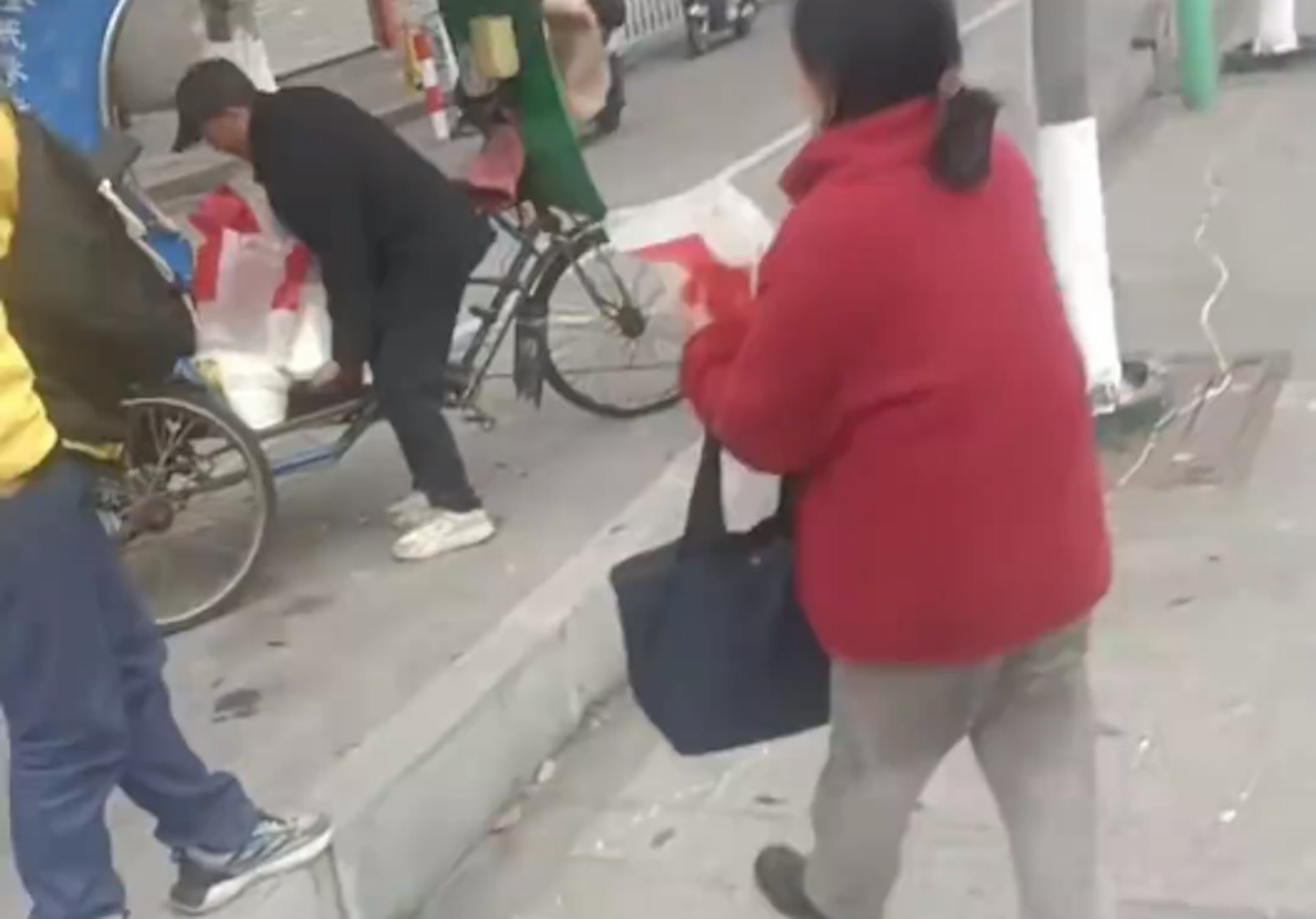 浙江溫州兩位老人將多袋米倒入河中。(影片截圖) 浙江溫州兩位老人將多袋米倒入河中。(影片截圖)