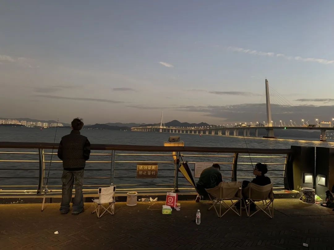 深圳灣觀海棧橋的釣客（深圳微時光授權使用）