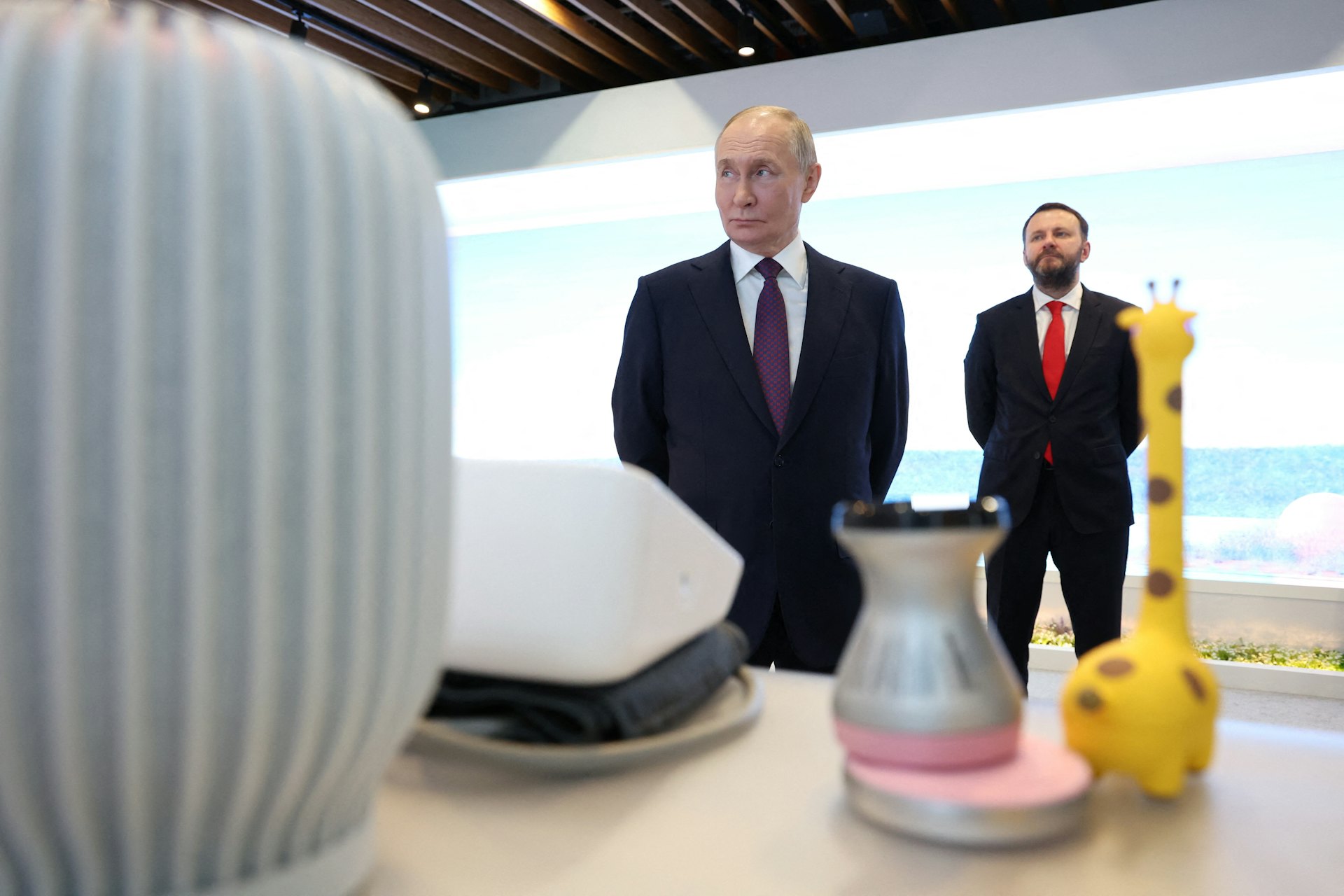 2024年12月12日,俄羅斯總統普京(Vladimir Putin)出席由銀行 Sberbank舉辦的人工智能技術國際會議,並參觀相關展覽。(Sputnik/Alexei Nikolskyi/Pool via REUTERS) 2024年12月12日,俄羅斯總統普京(Vladimir Putin)出席由銀行 Sberbank舉辦的人工智能技術國際會議,並參觀相關展覽。(Sputnik/Alexei Nikolskyi/Pool via REUTERS)