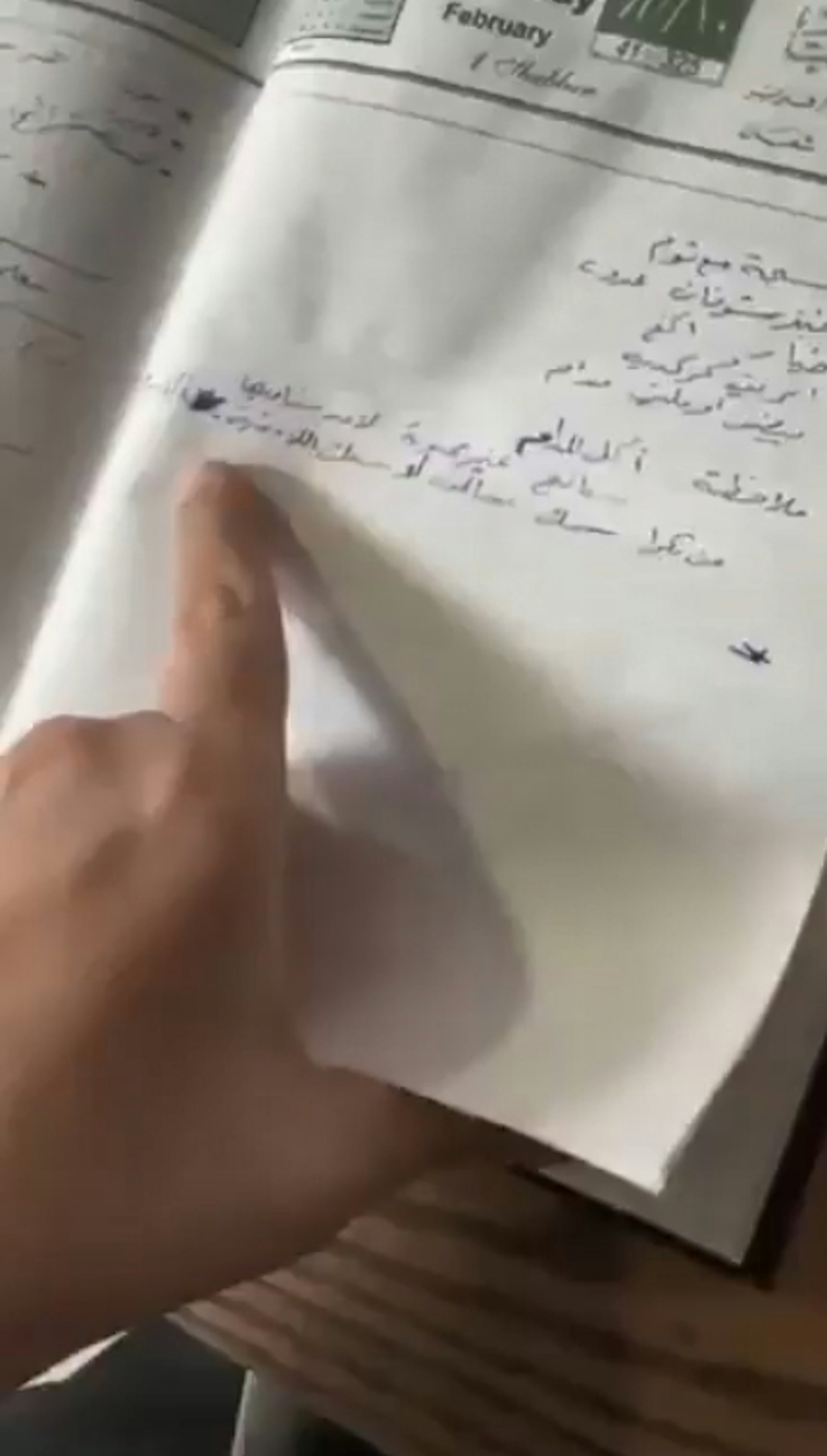 廚房一本筆記本中紀錄了第一夫人的挑食習慣,在部分人民三餐不繼的背景下尤其諷刺。(X@QUSAY_NOOR_) 廚房一本筆記本中紀錄了第一夫人的挑食習慣,在部分人民三餐不繼的背景下尤其諷刺。(X@QUSAY_NOOR_)